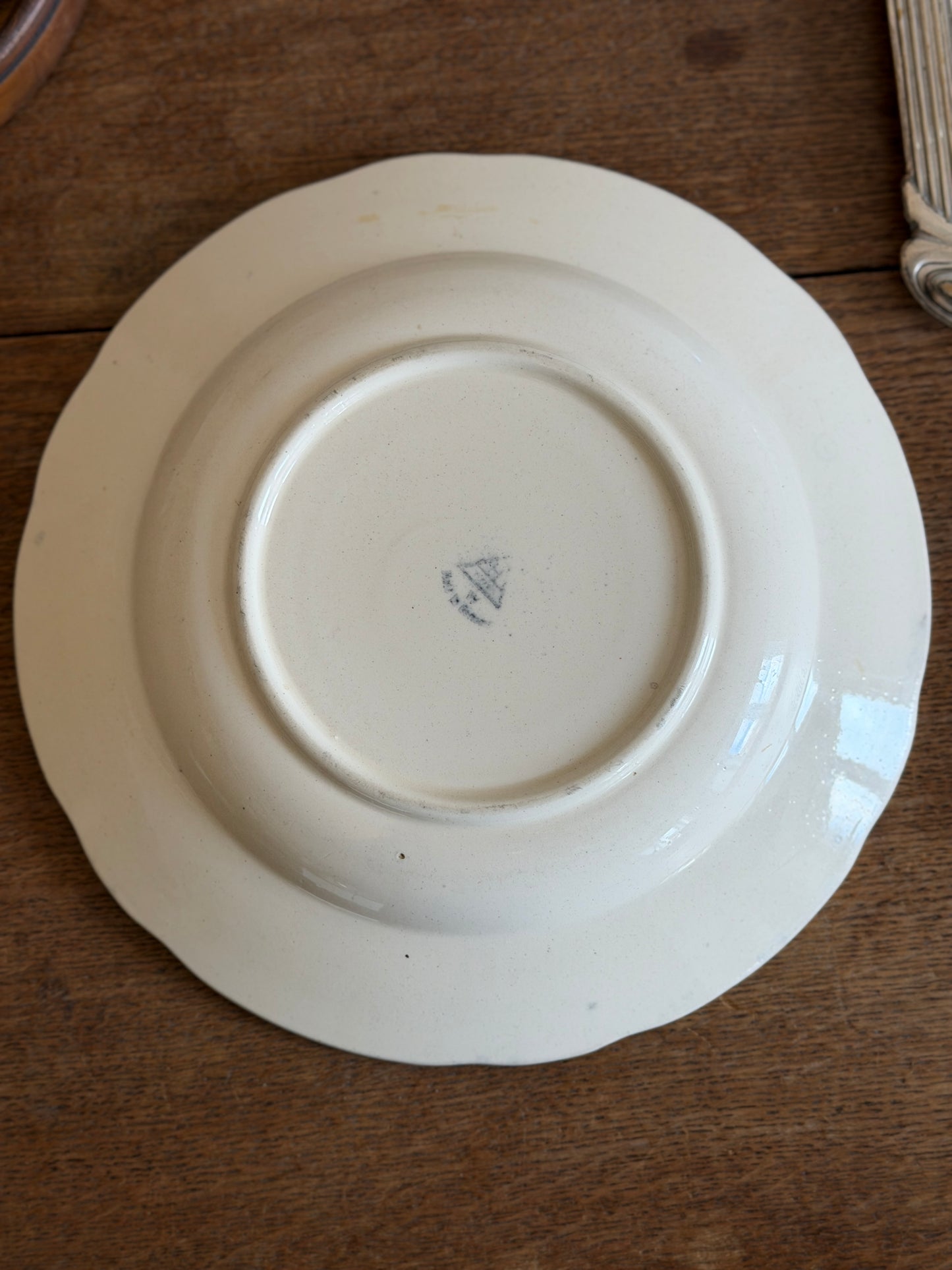 Smuk dyb cremefarvet platte