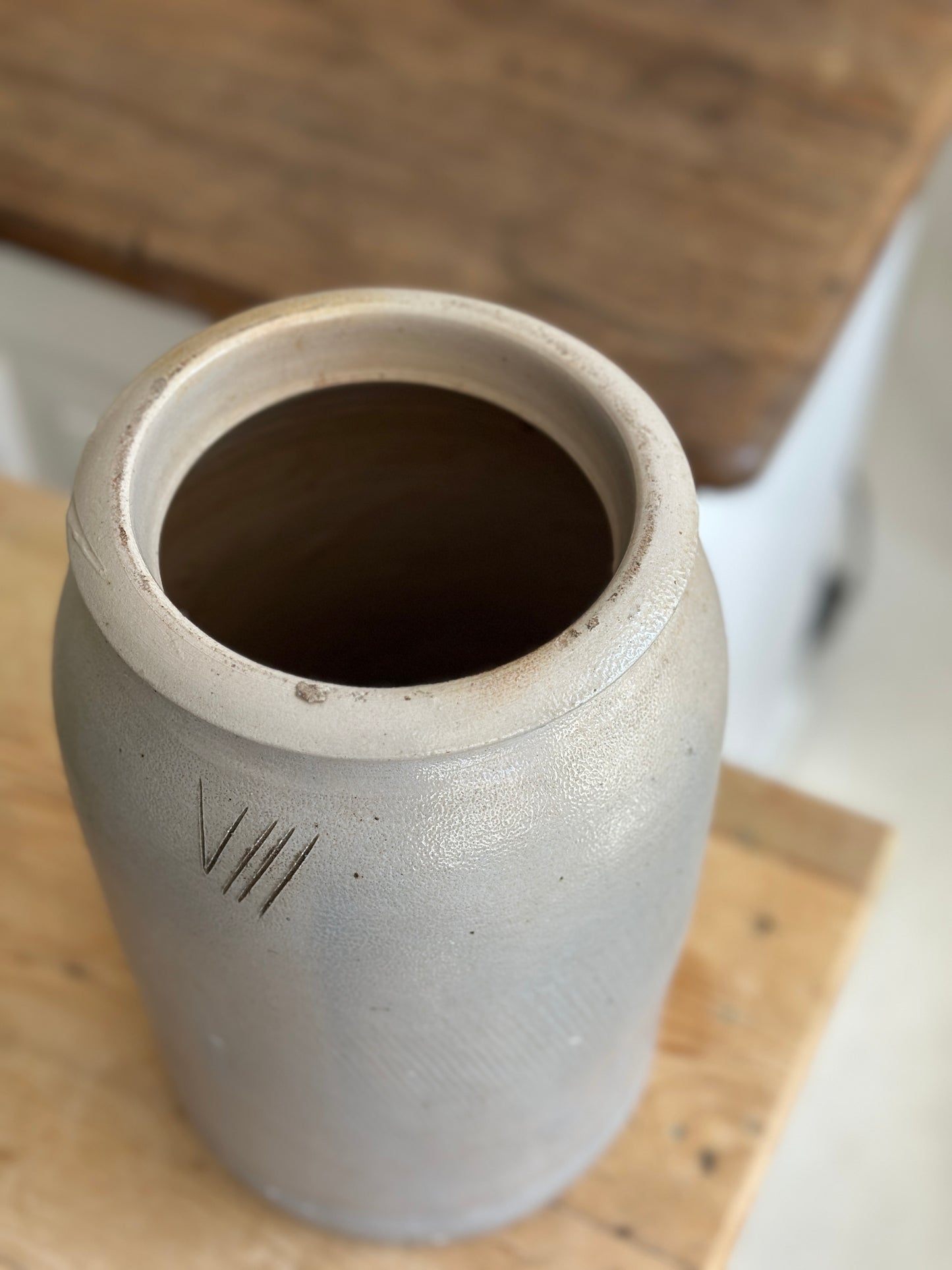 Grå høj krukke
