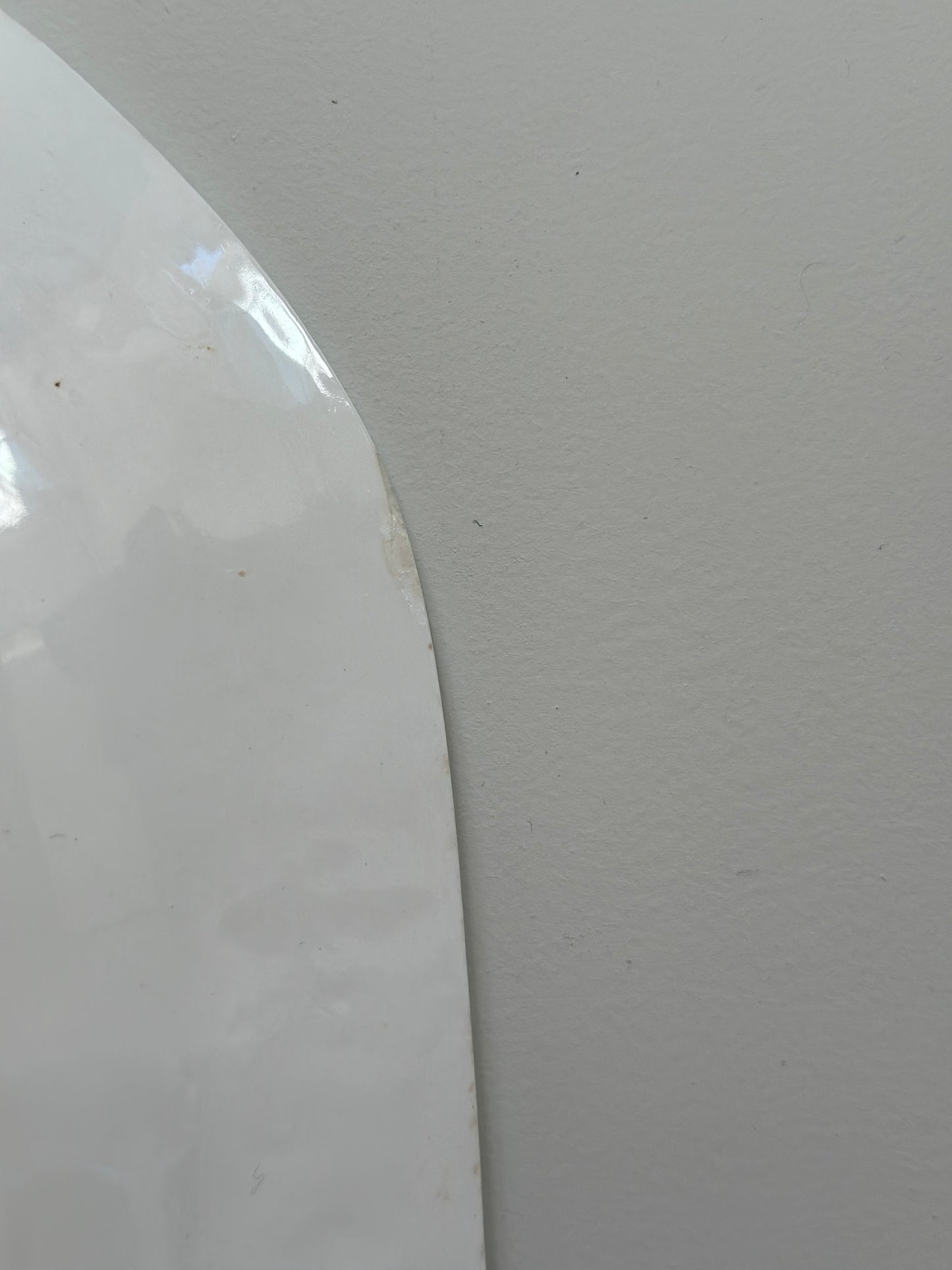 Hvid fad med nødder