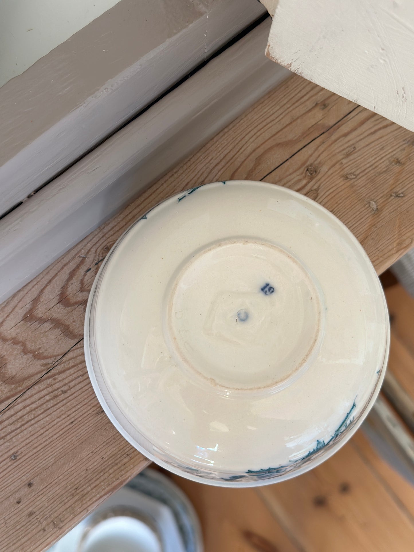 Lav skål med blomster