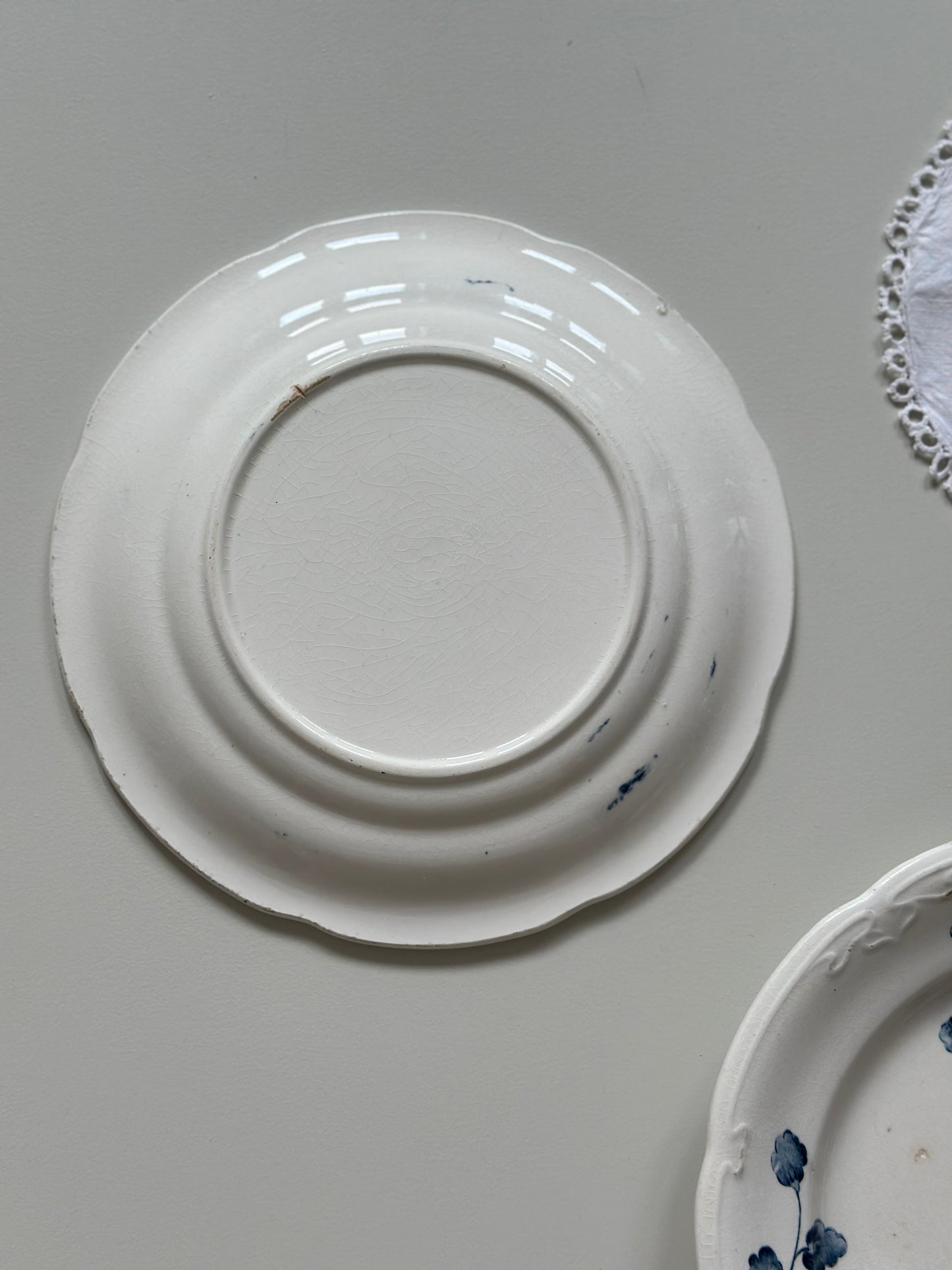 Spisetallerkner med blå blomster