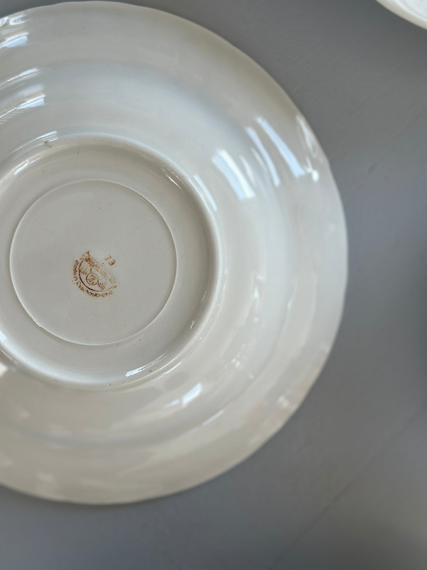 Dybe cremefarvet tallerkner