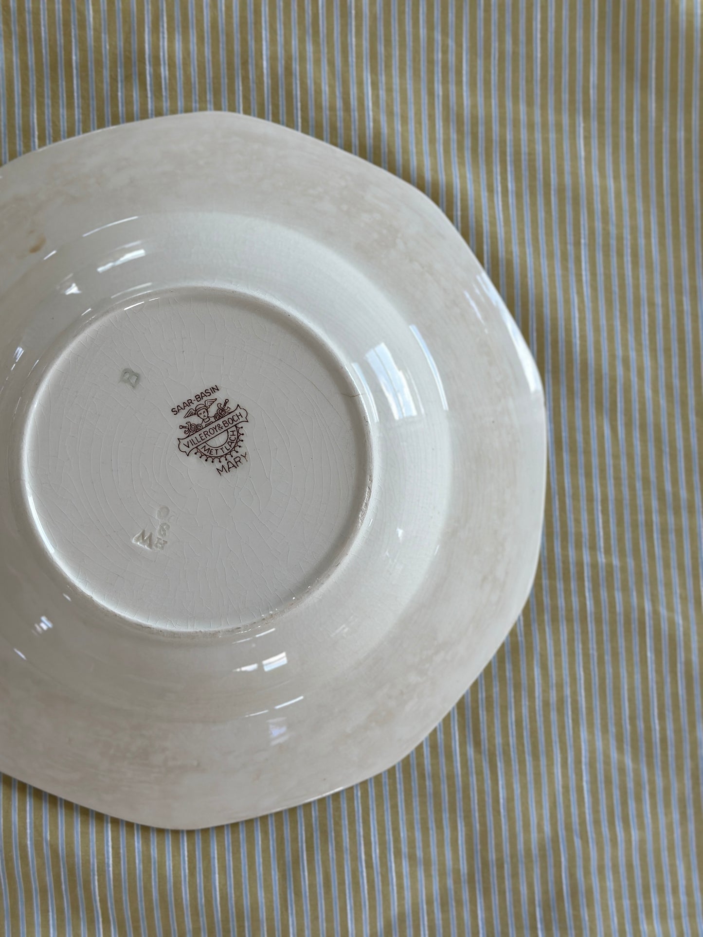 Smuk platte med brune blomster