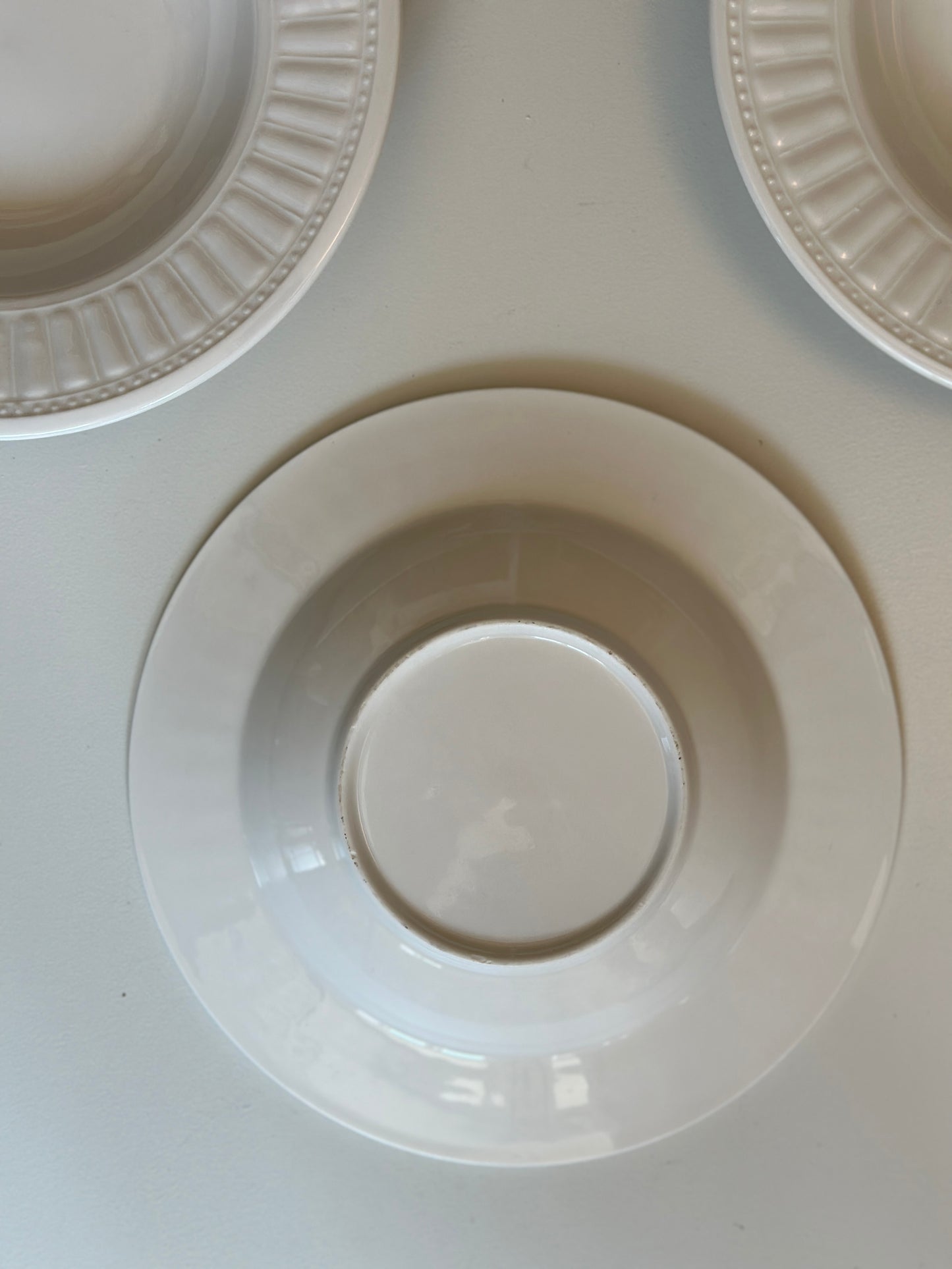 Hvide dybe tallerkner med perlekant