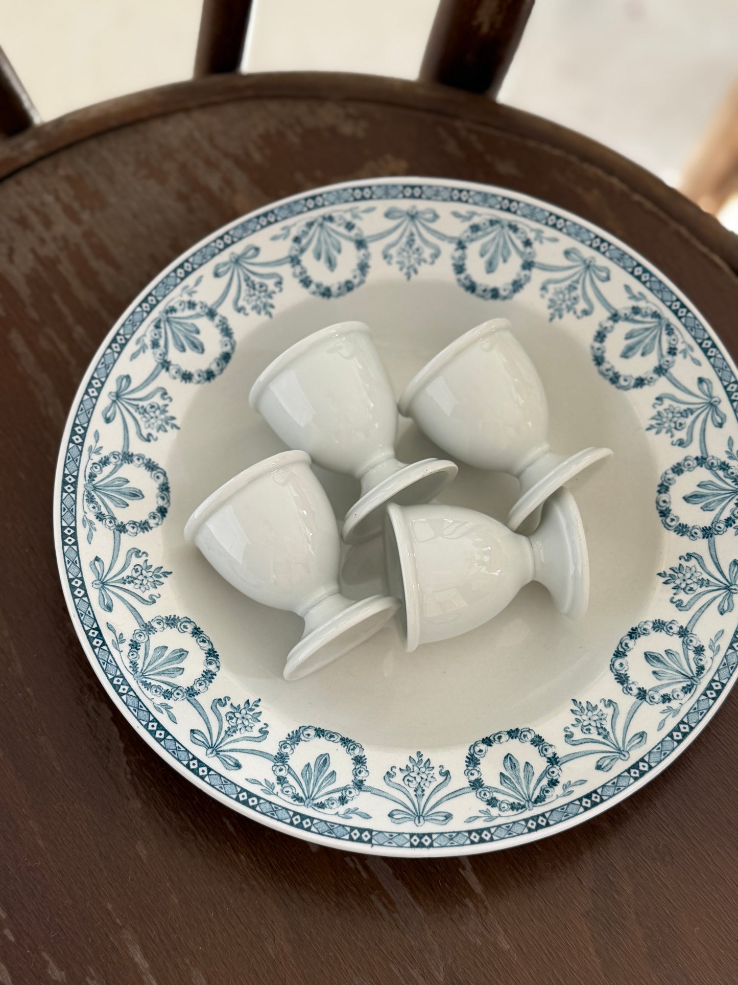 Hvide æggebægere i porcelæn