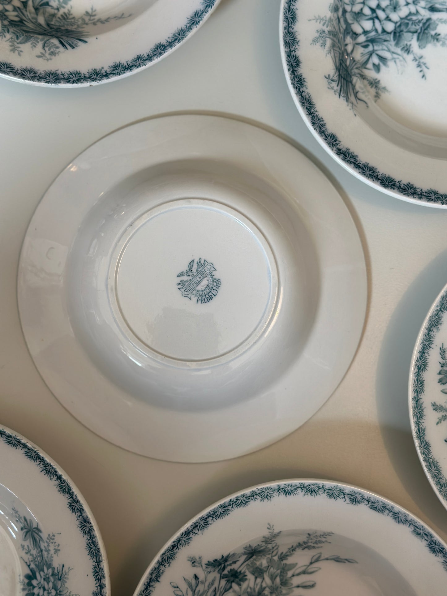 Dybe tallerkner med blomster