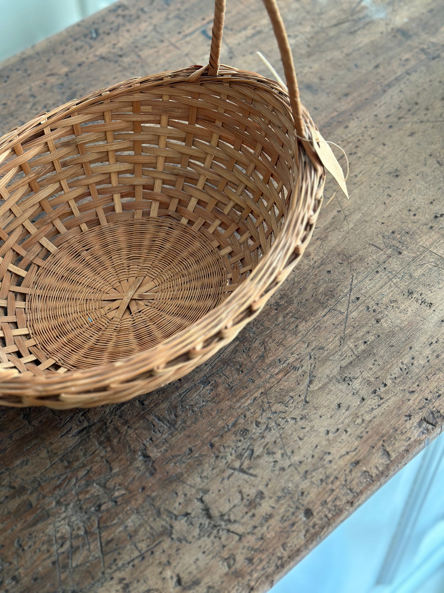 Flettet kurv med hank