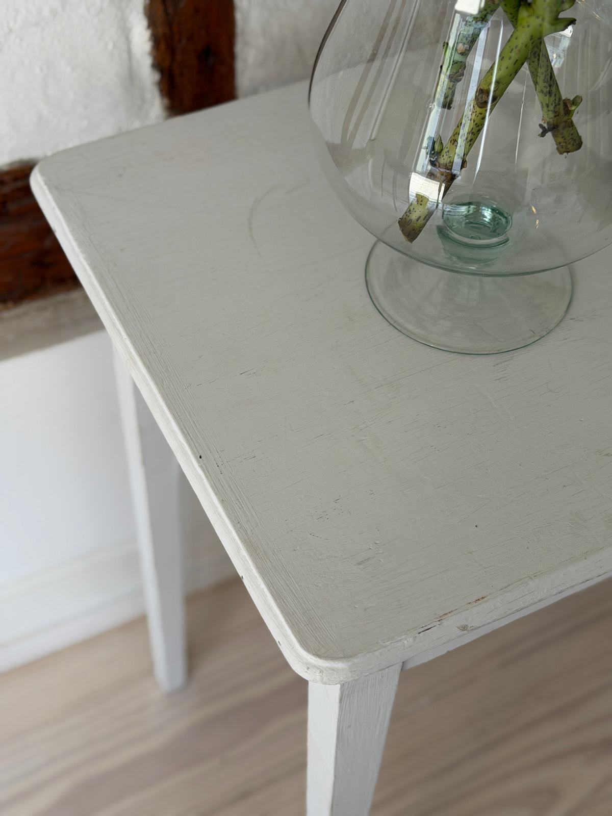 Gråmalet bord