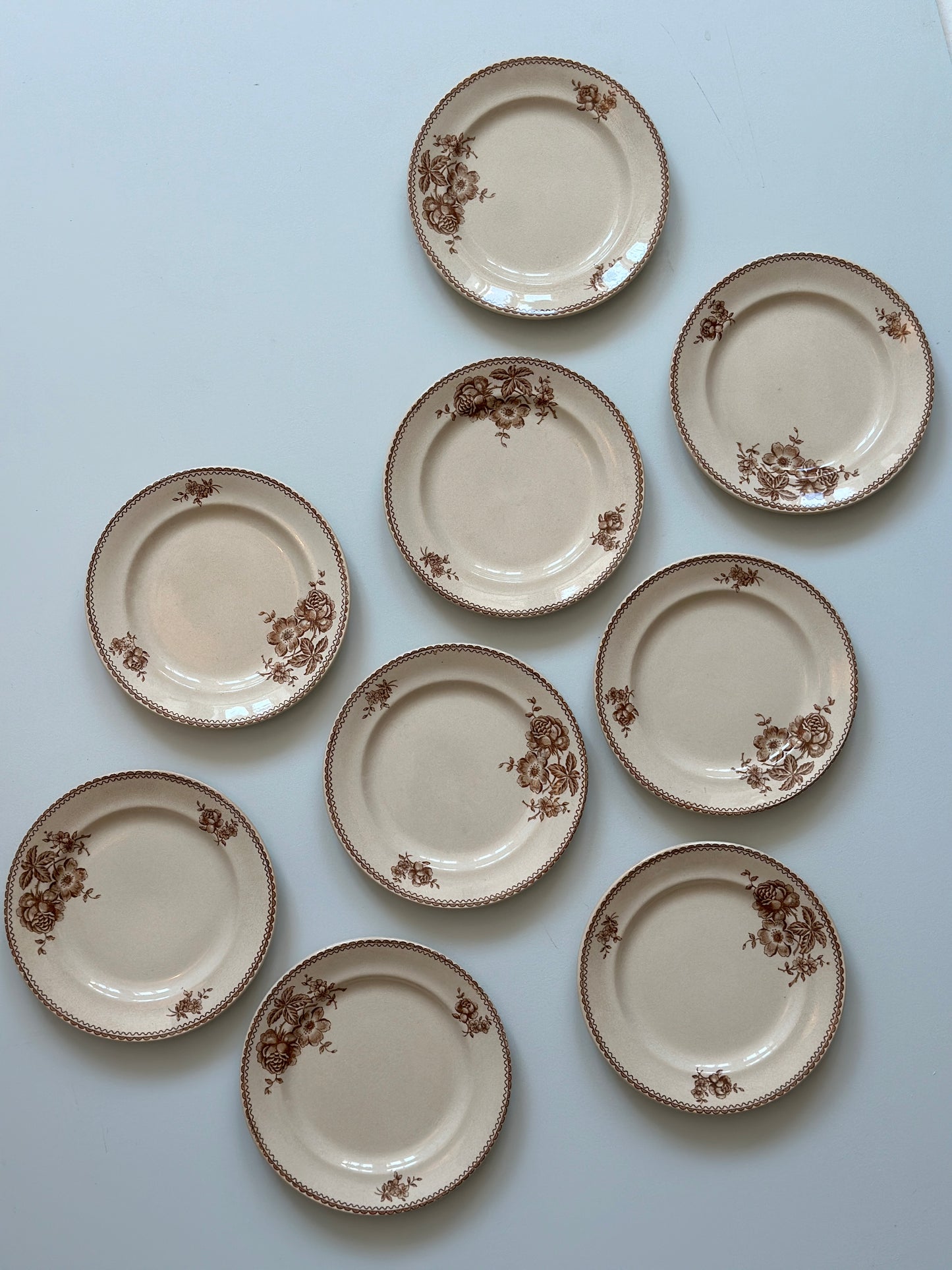 Kagetallerkner med brune blomster