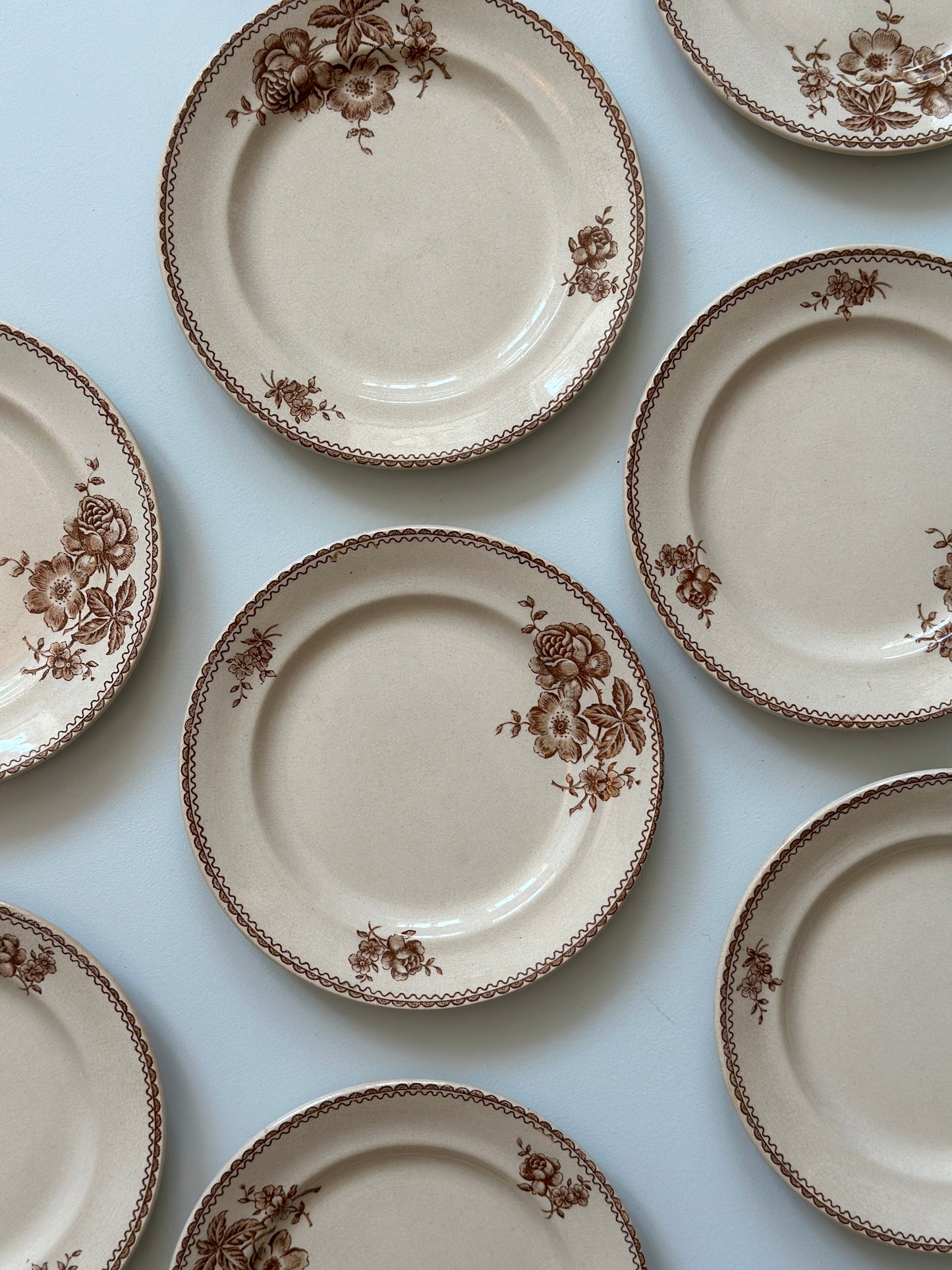 Kagetallerkner med brune blomster