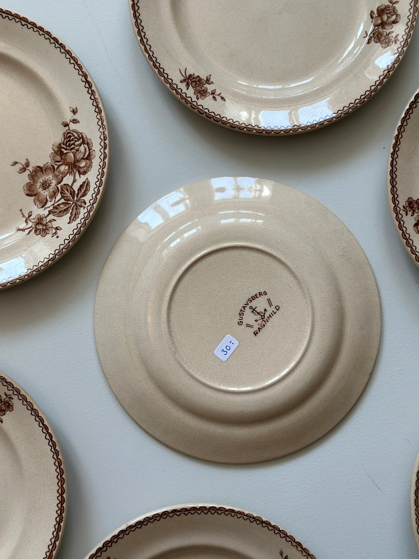 Kagetallerkner med brune blomster