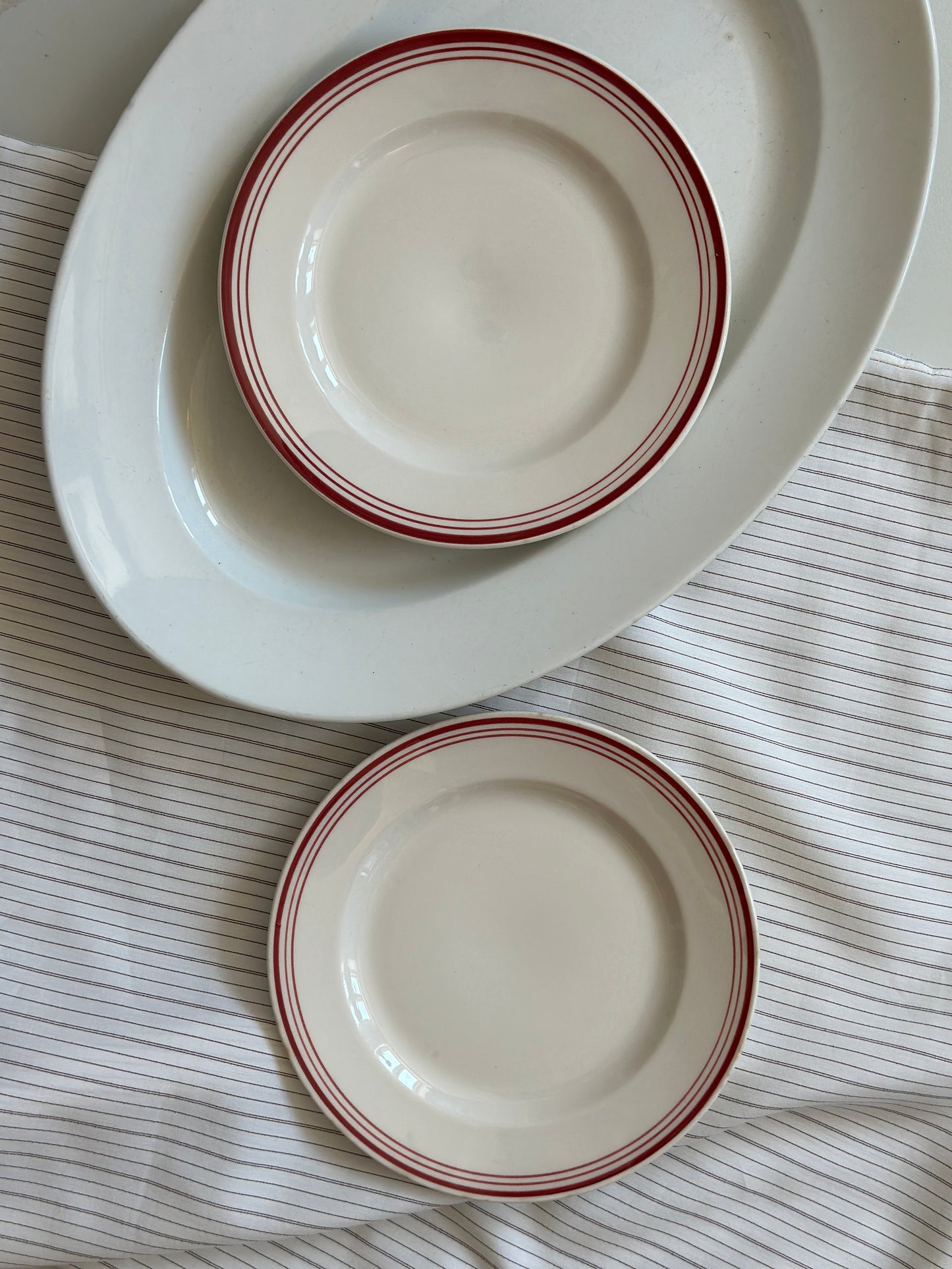 Kagetallerkner med rød kant