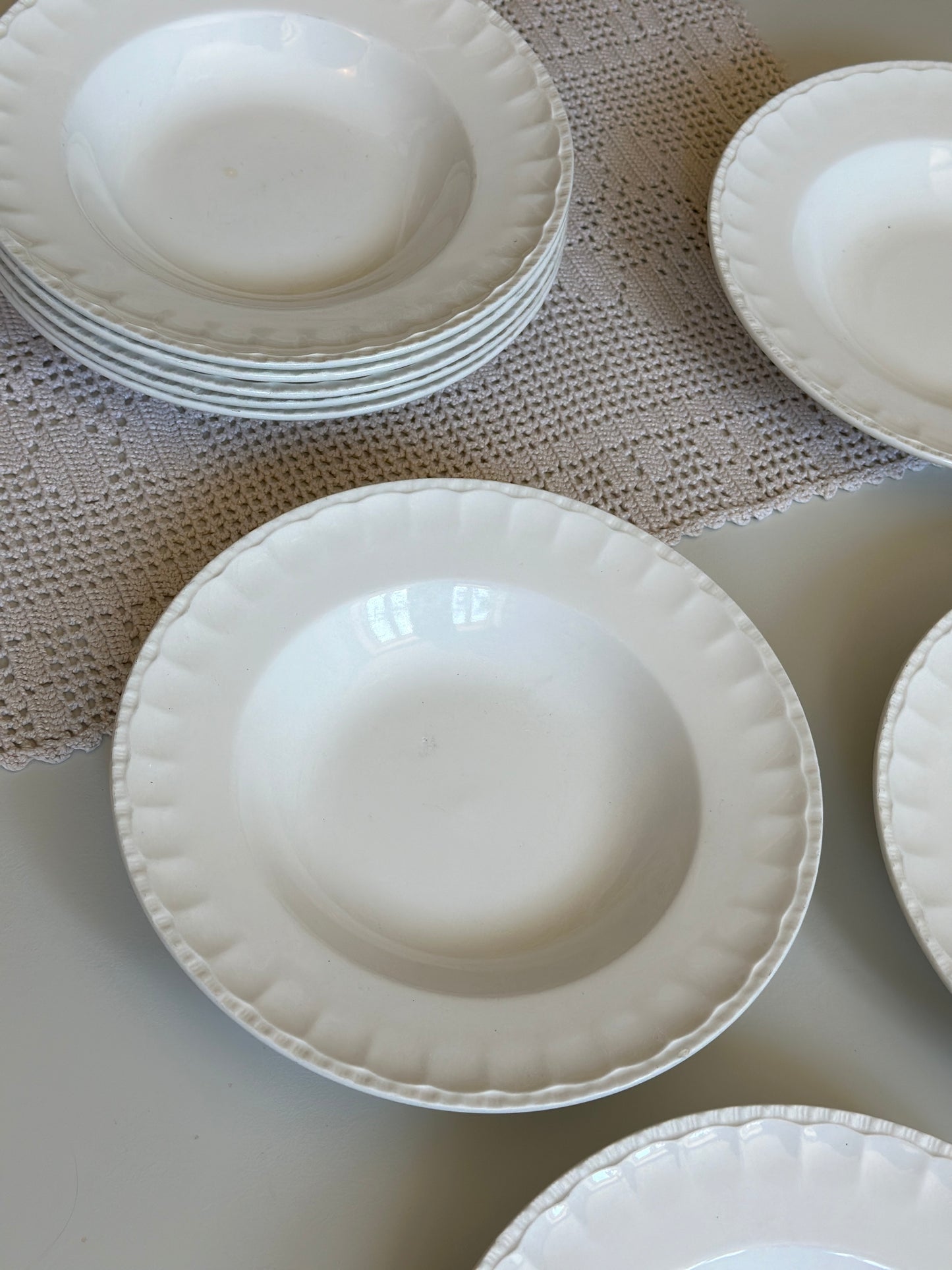 Dybe tallerkner i hvid