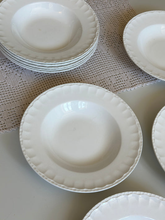 Dybe tallerkner i hvid