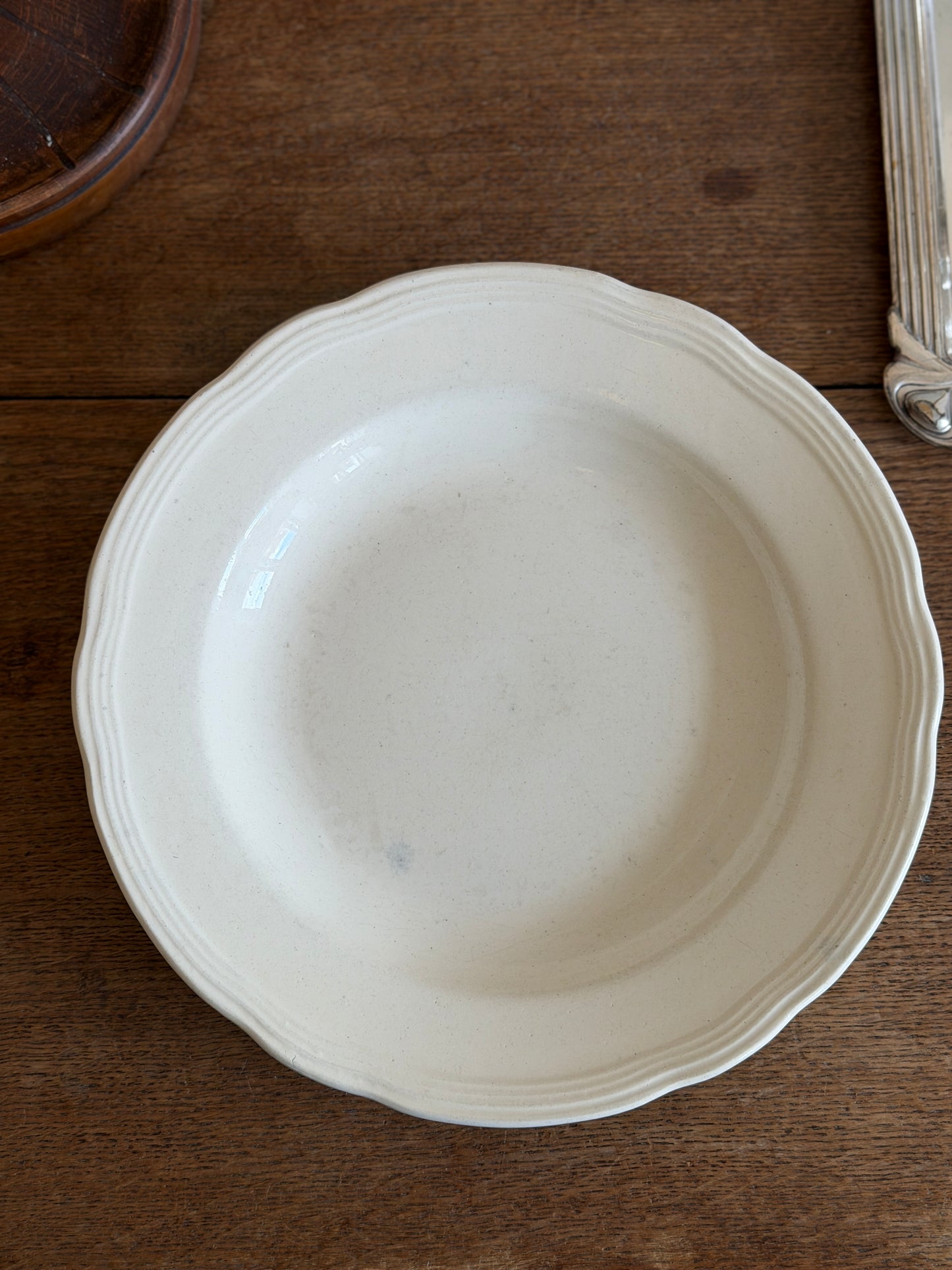 Smuk dyb cremefarvet platte