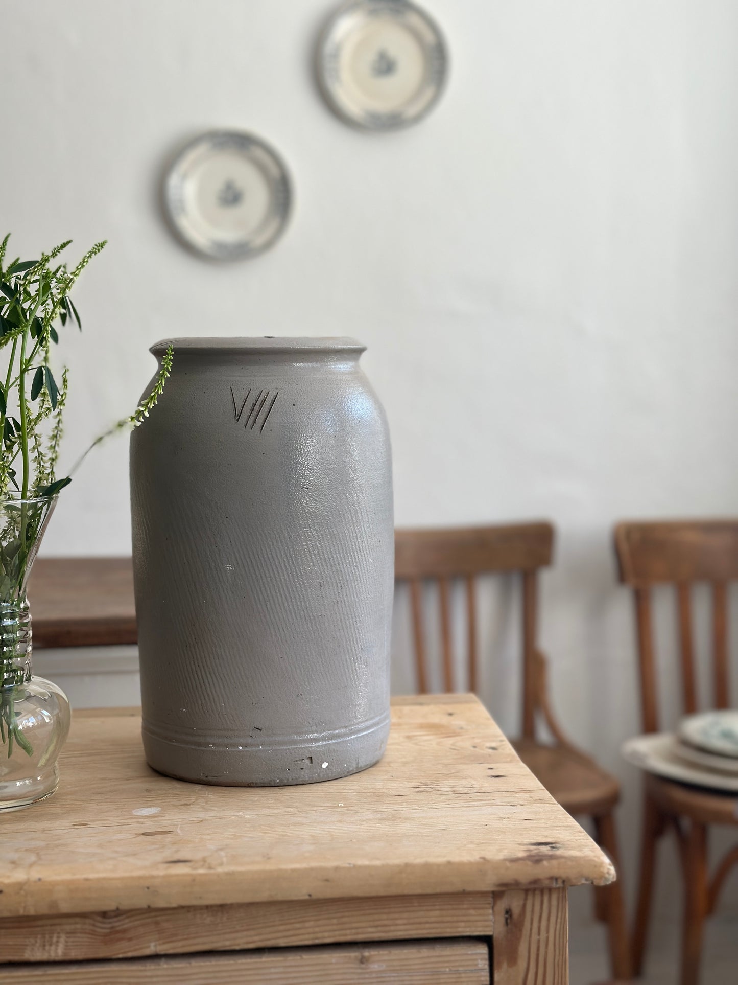 Grå høj krukke