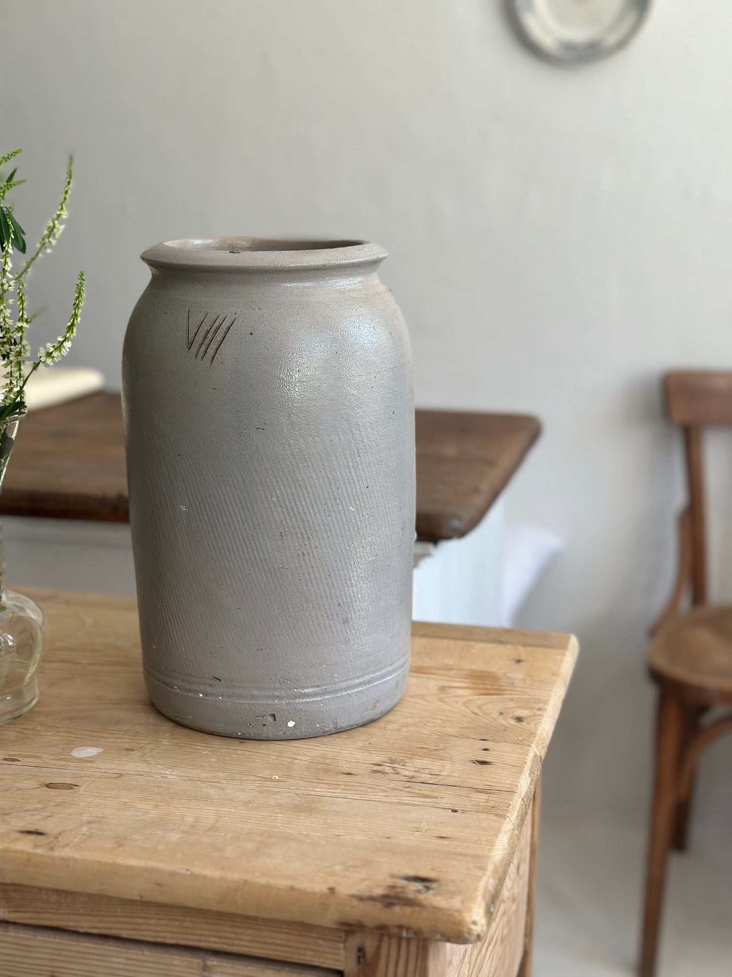 Grå høj krukke
