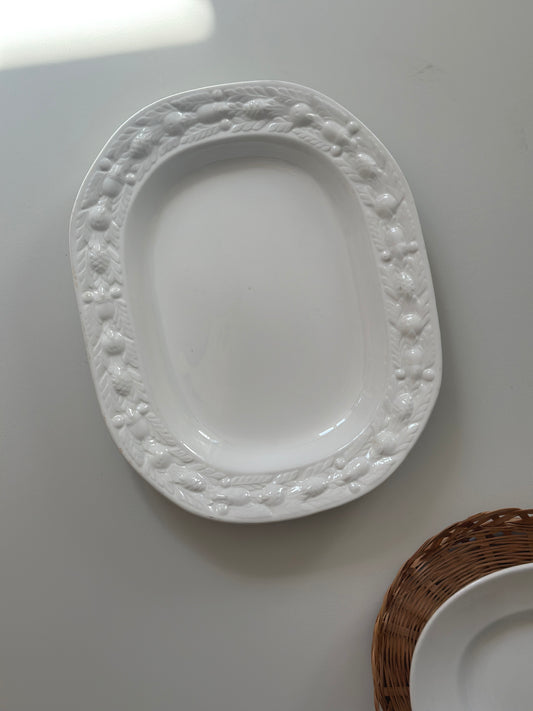 Hvid fad med nødder