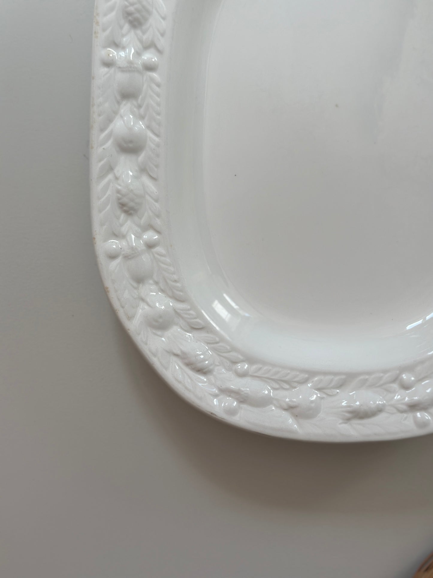 Hvid fad med nødder