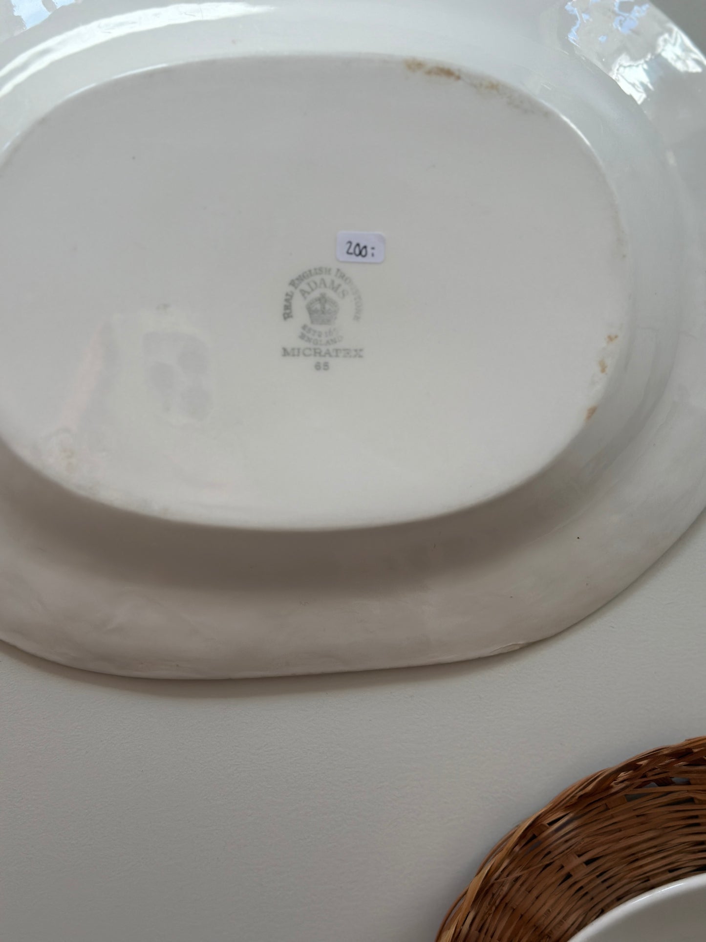 Hvid fad med nødder