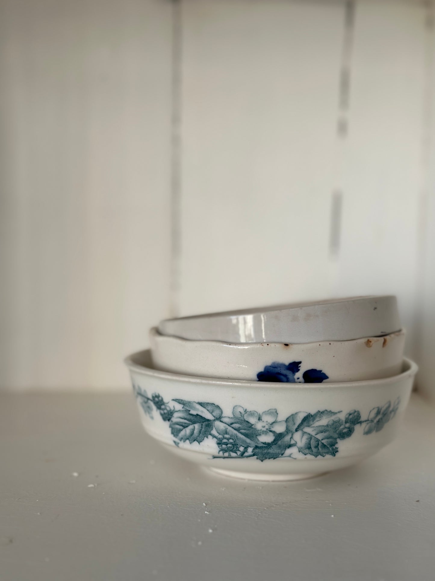 Lav skål med blomster