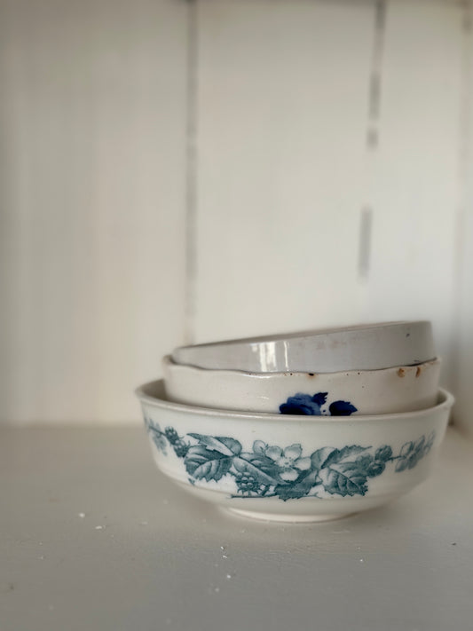 Lav skål med blomster