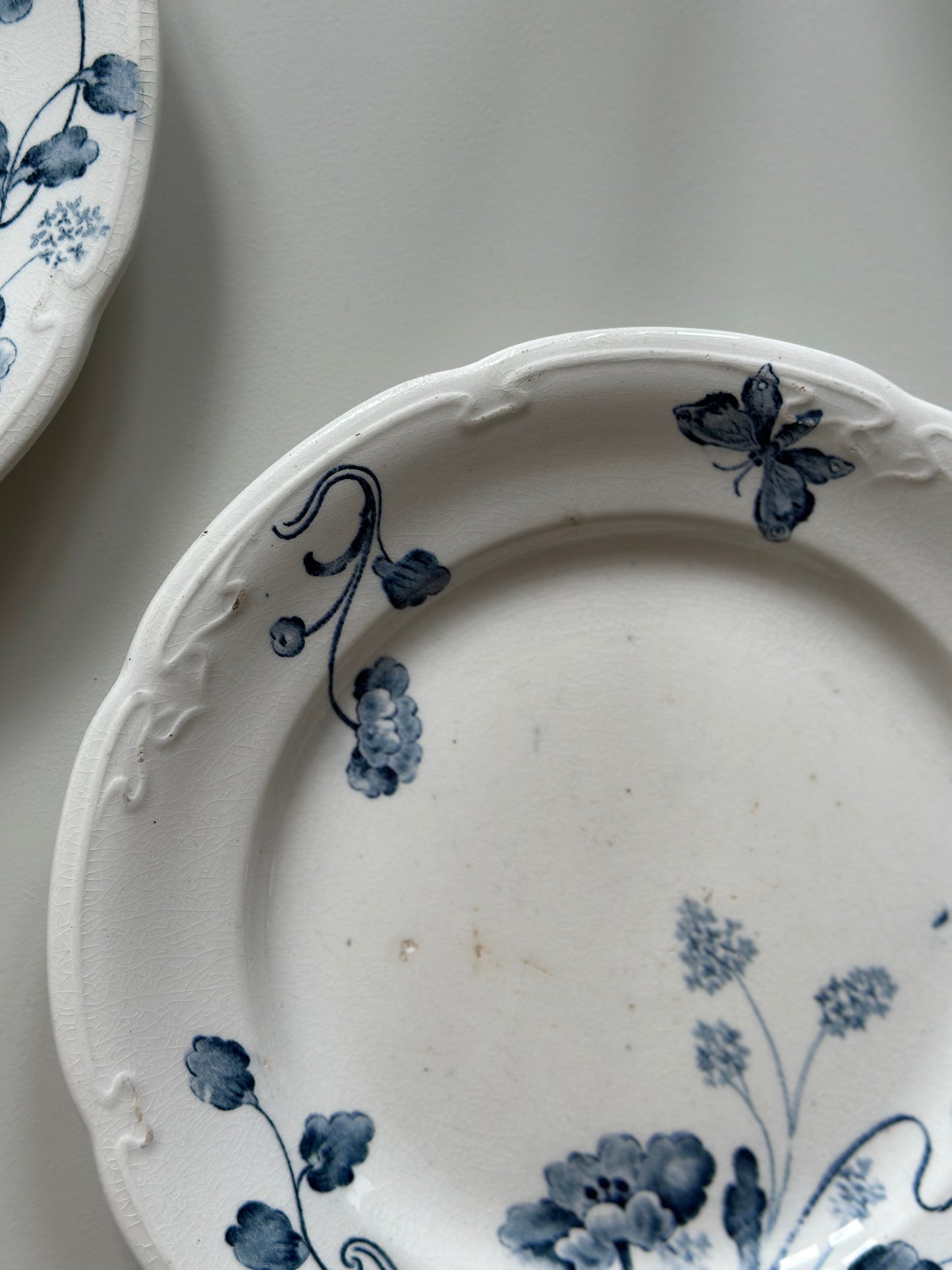 Spisetallerkner med blå blomster