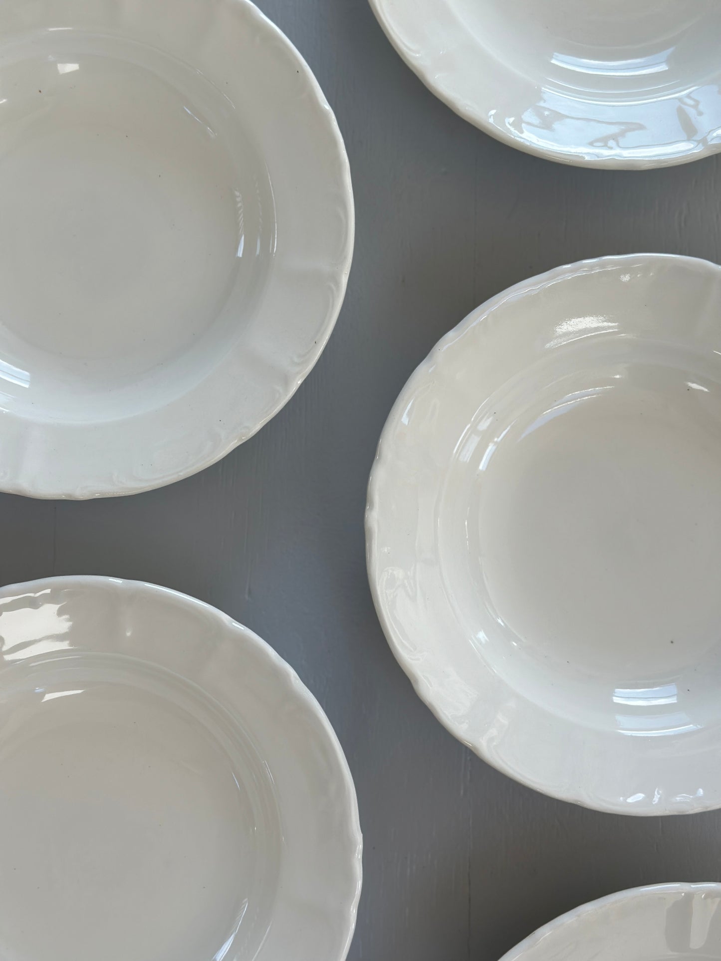 Dybe cremefarvet tallerkner