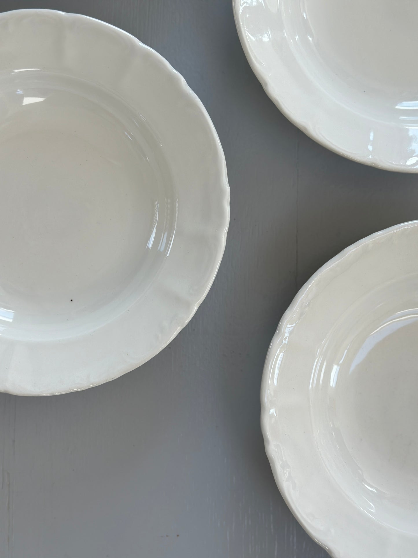 Dybe cremefarvet tallerkner