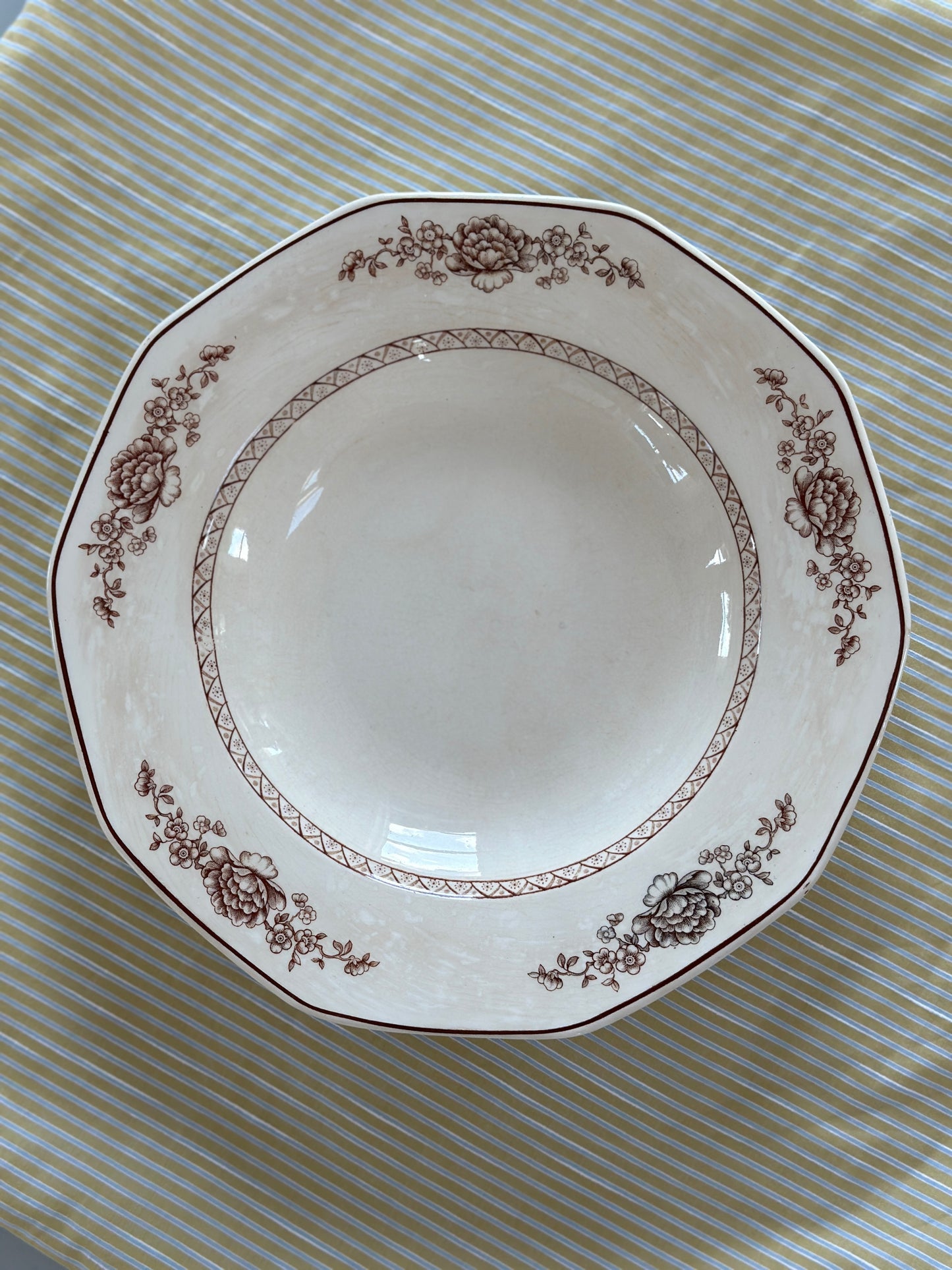 Smuk platte med brune blomster