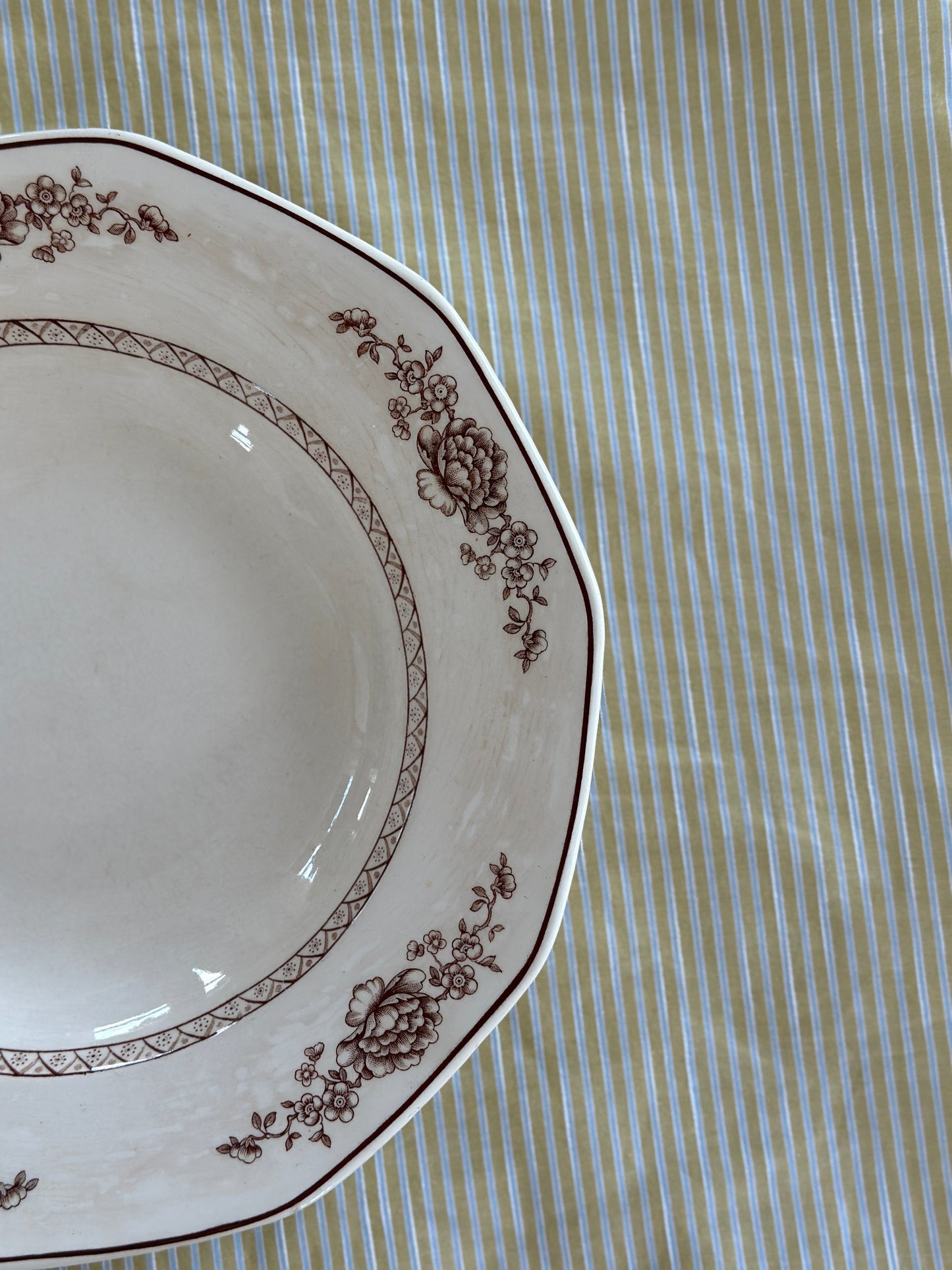 Smuk platte med brune blomster