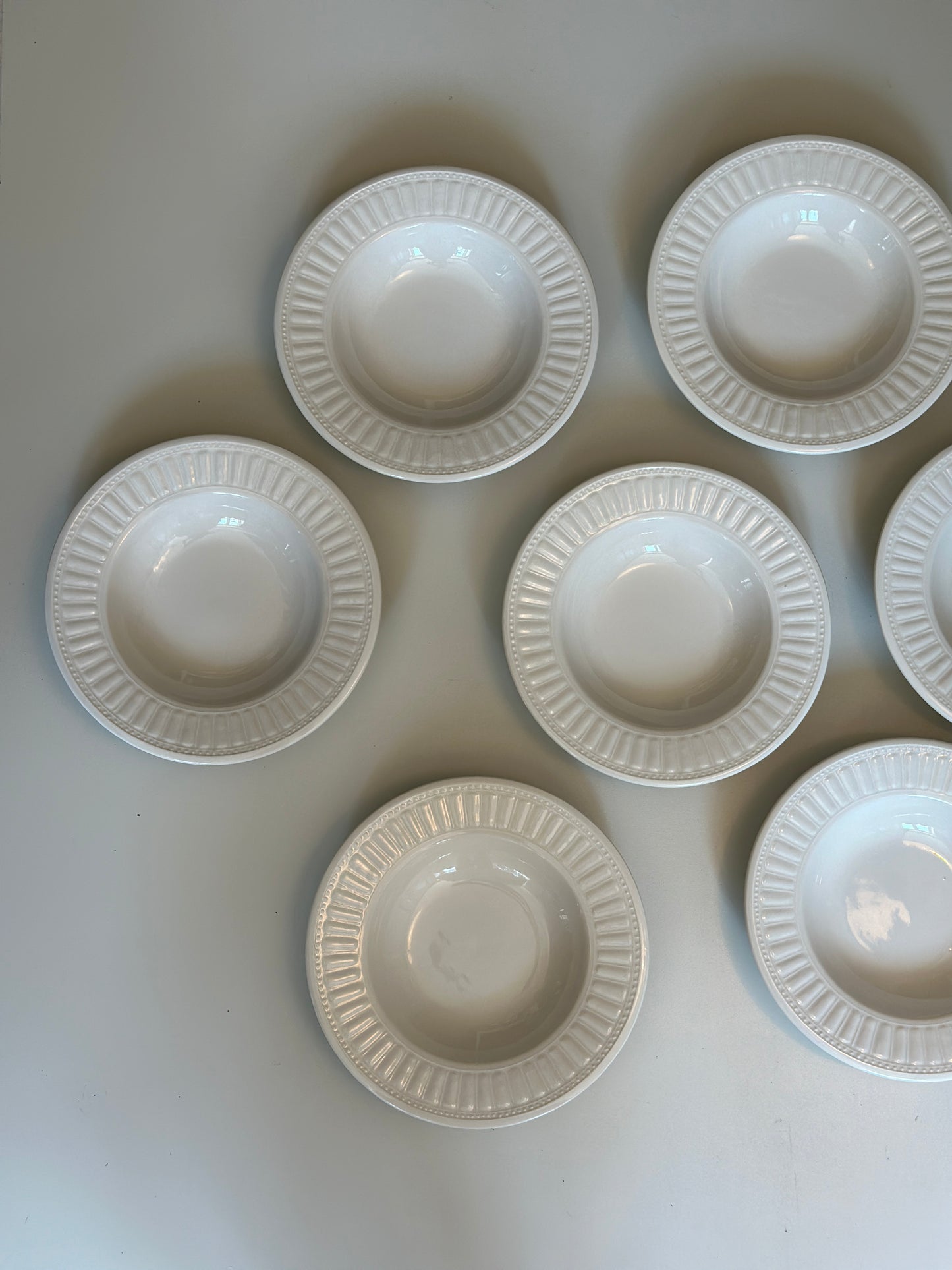 Hvide dybe tallerkner med perlekant