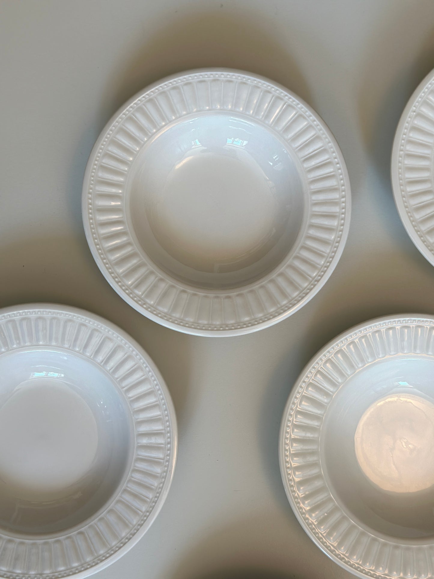 Hvide dybe tallerkner med perlekant