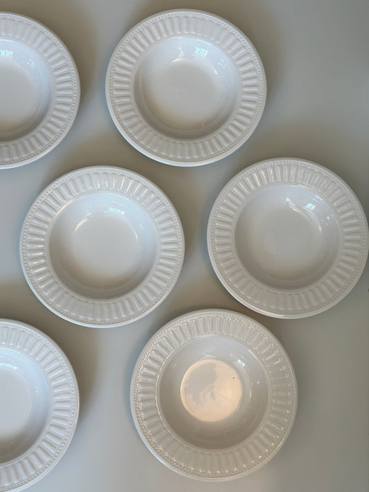 Hvide dybe tallerkner med perlekant