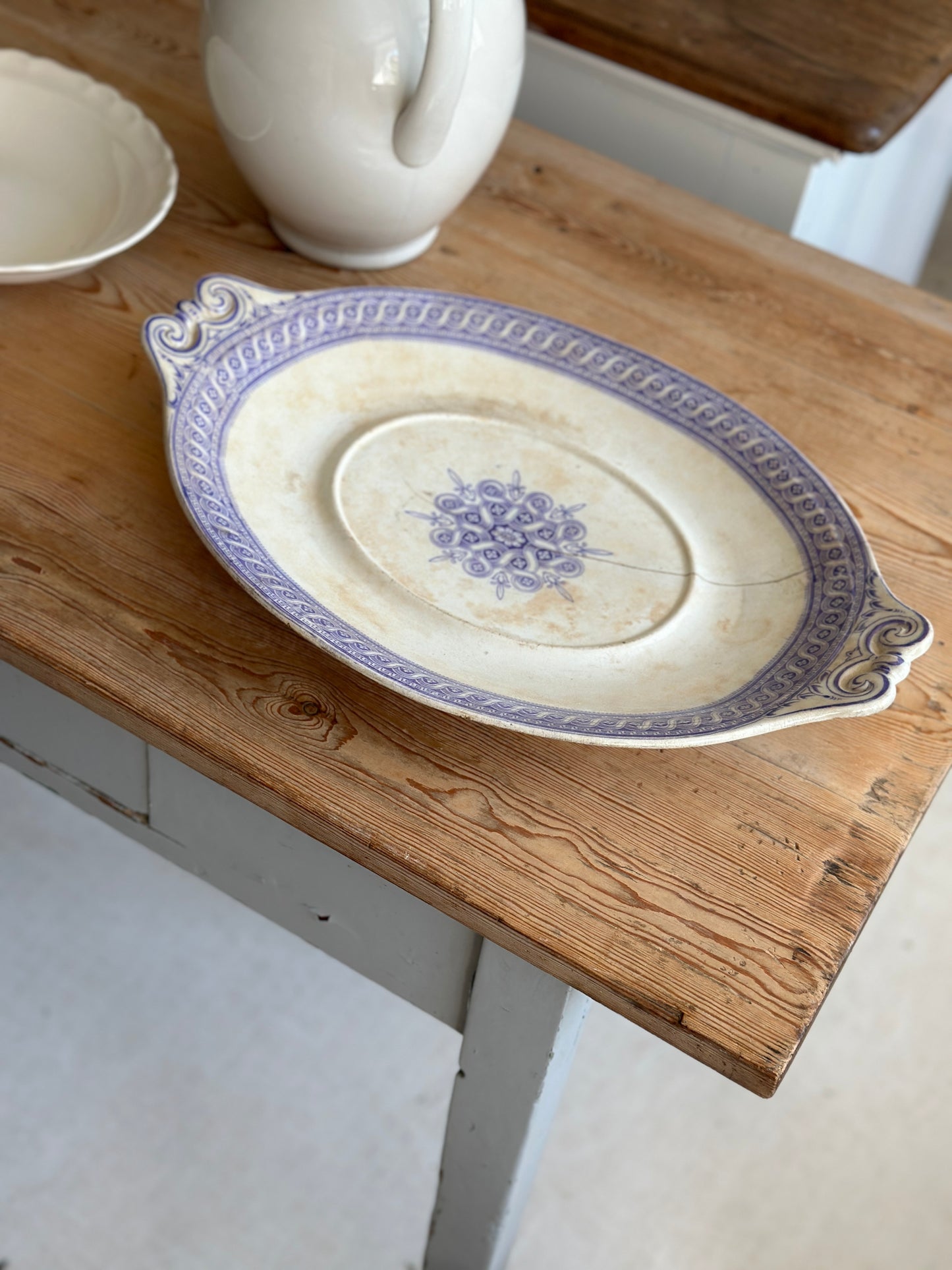 Stort fad med lilla motiv