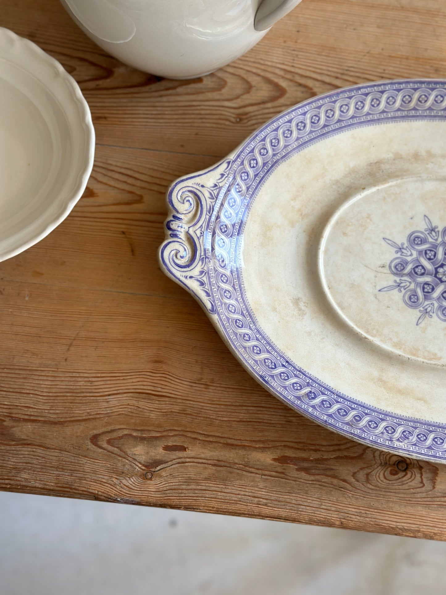 Stort fad med lilla motiv