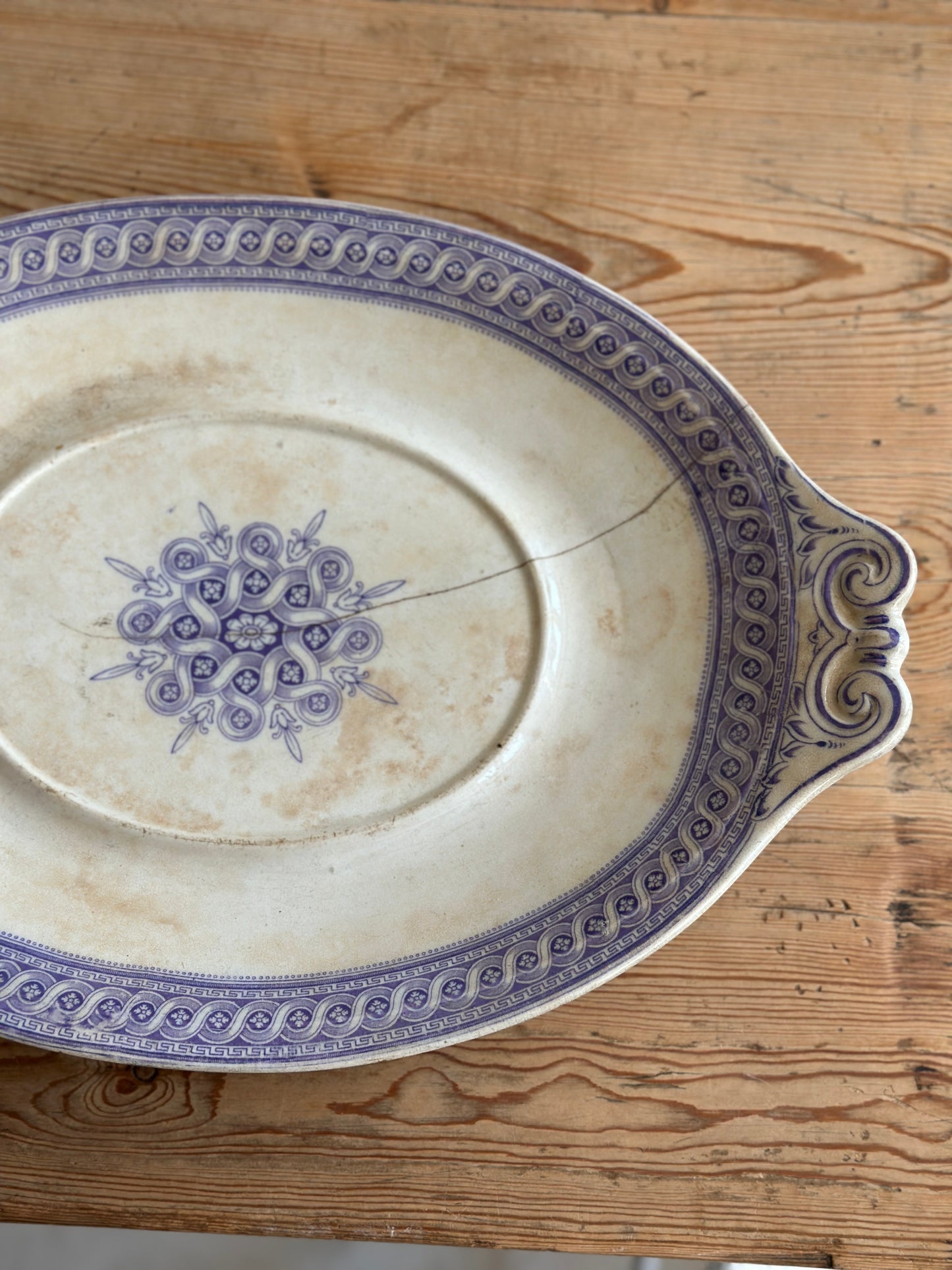 Stort fad med lilla motiv