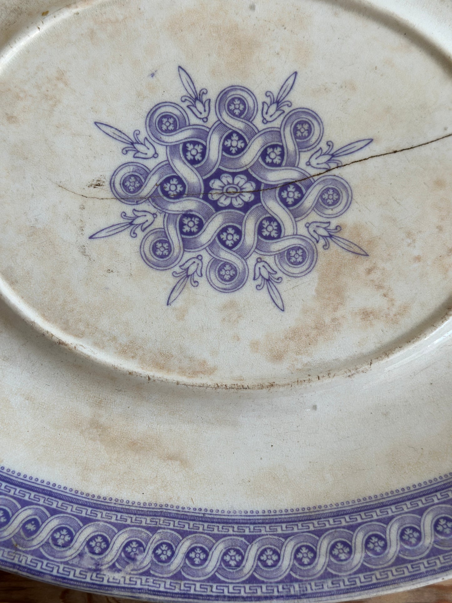 Stort fad med lilla motiv