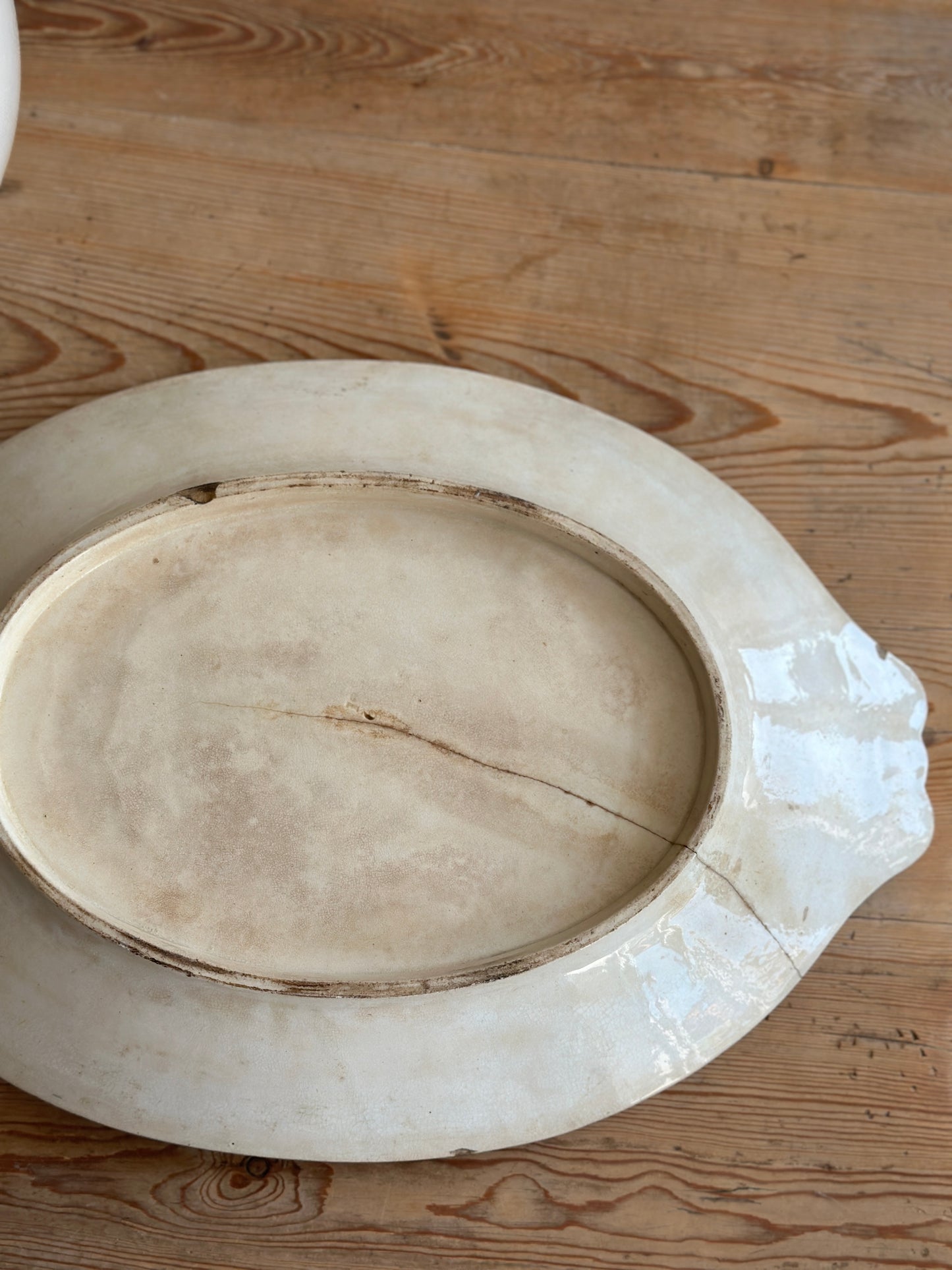 Stort fad med lilla motiv