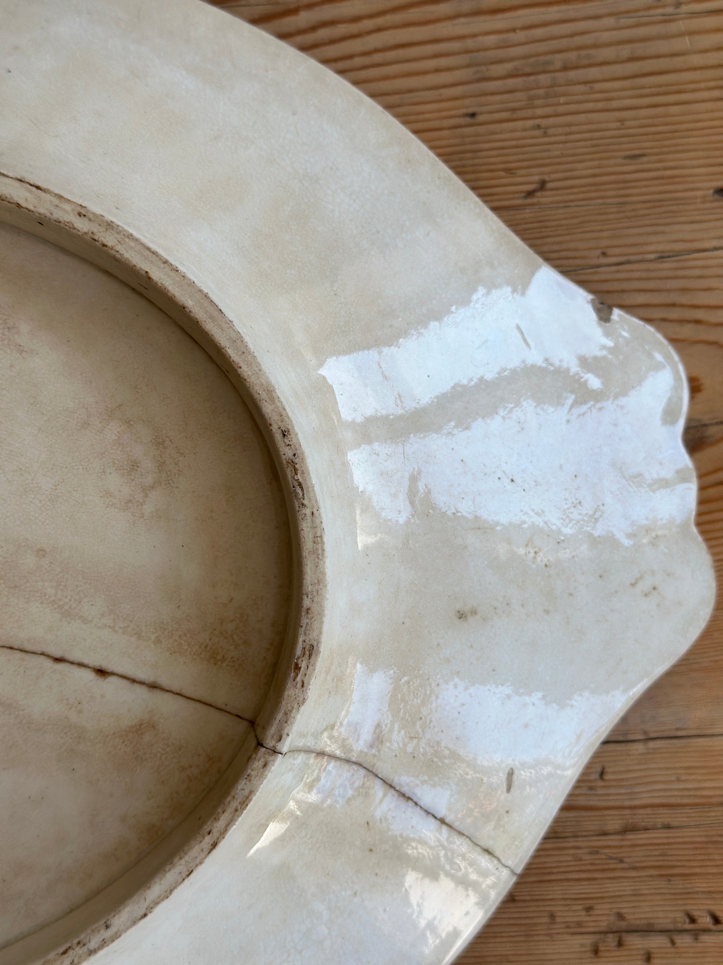 Stort fad med lilla motiv