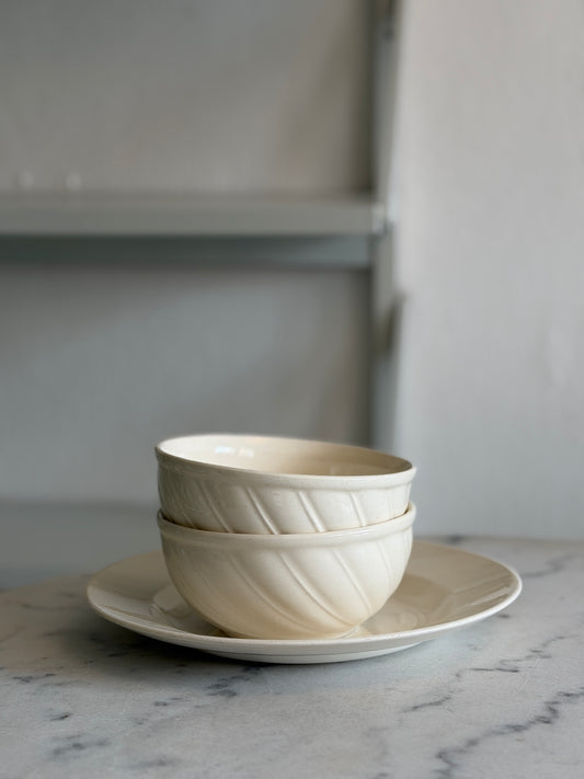 Cremefarvet swirl skåle