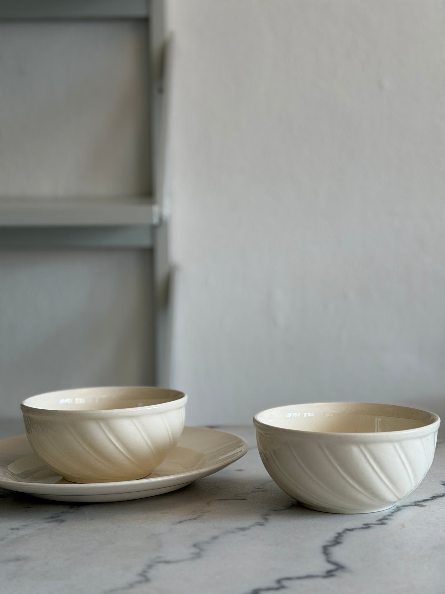 Cremefarvet swirl skåle