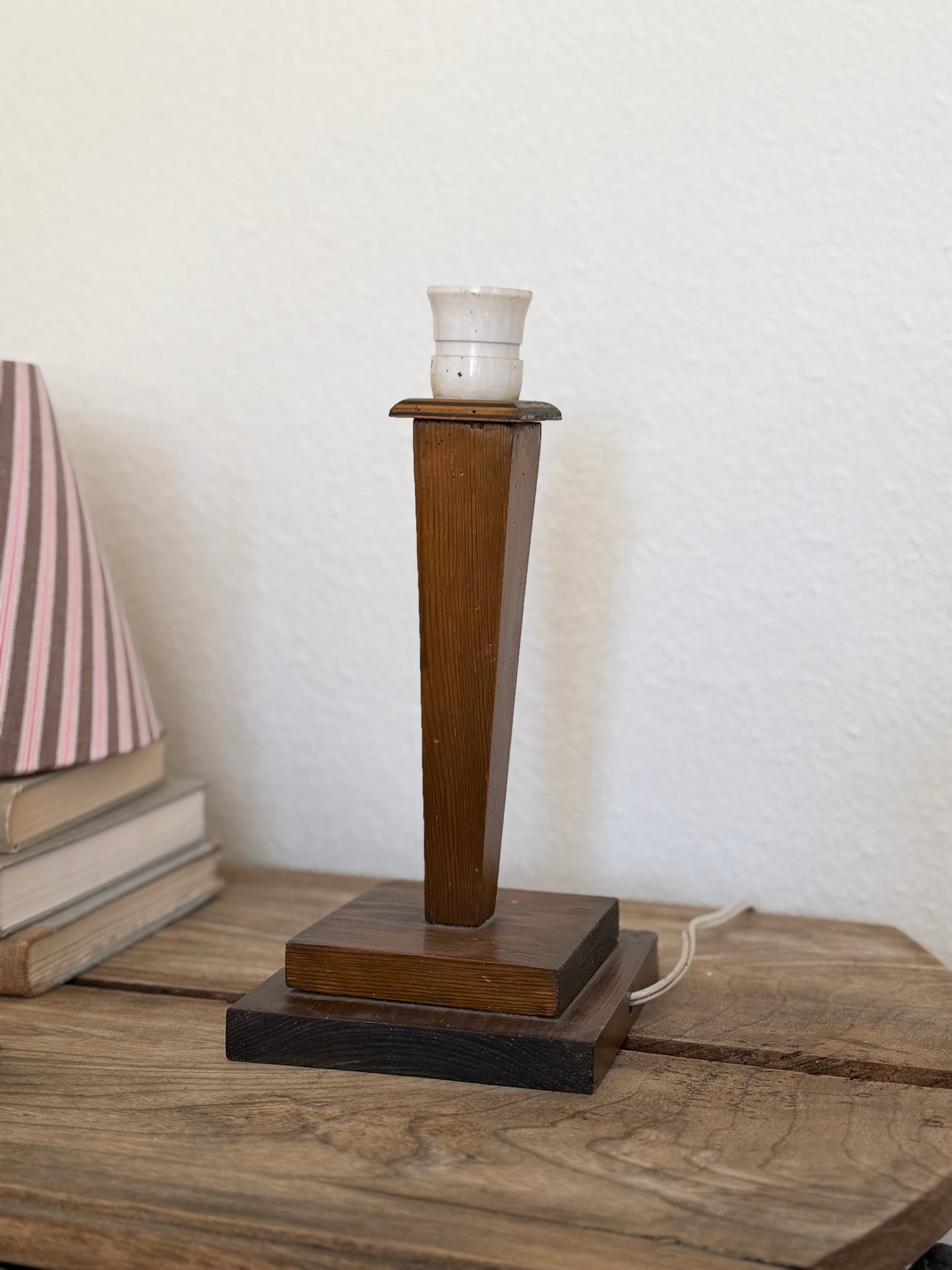 Bordlampe i træ