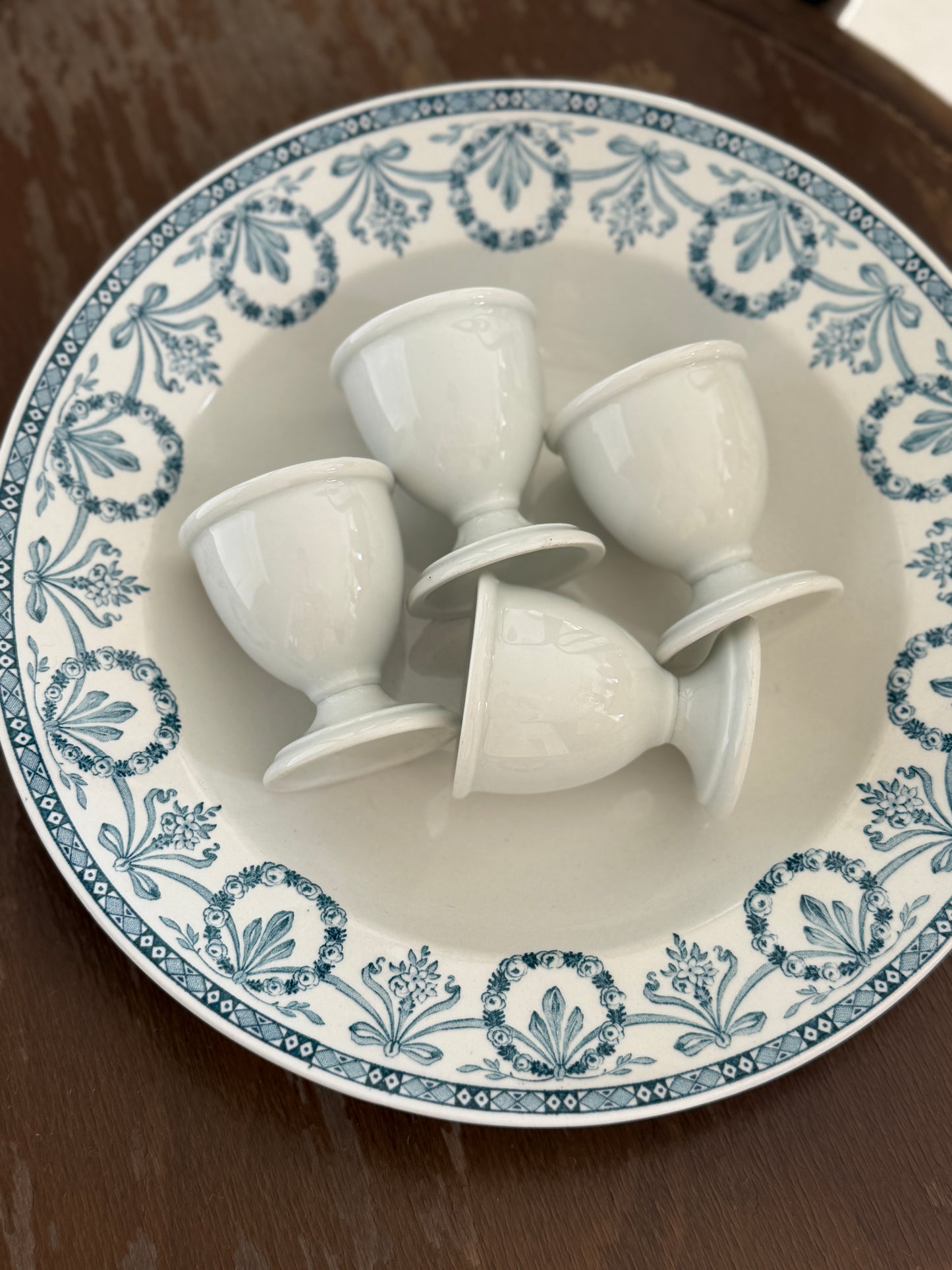 Hvide æggebægere i porcelæn