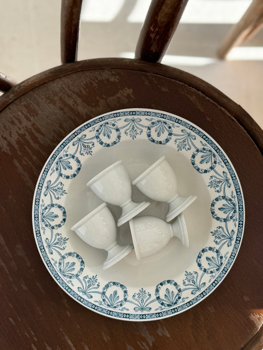 Hvide æggebægere i porcelæn