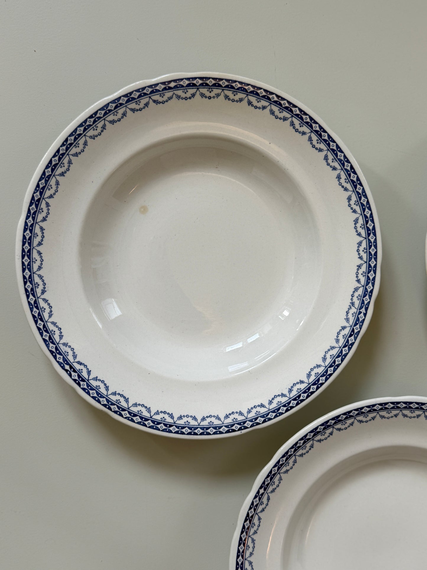 Dybe tallerkner med blå mønster