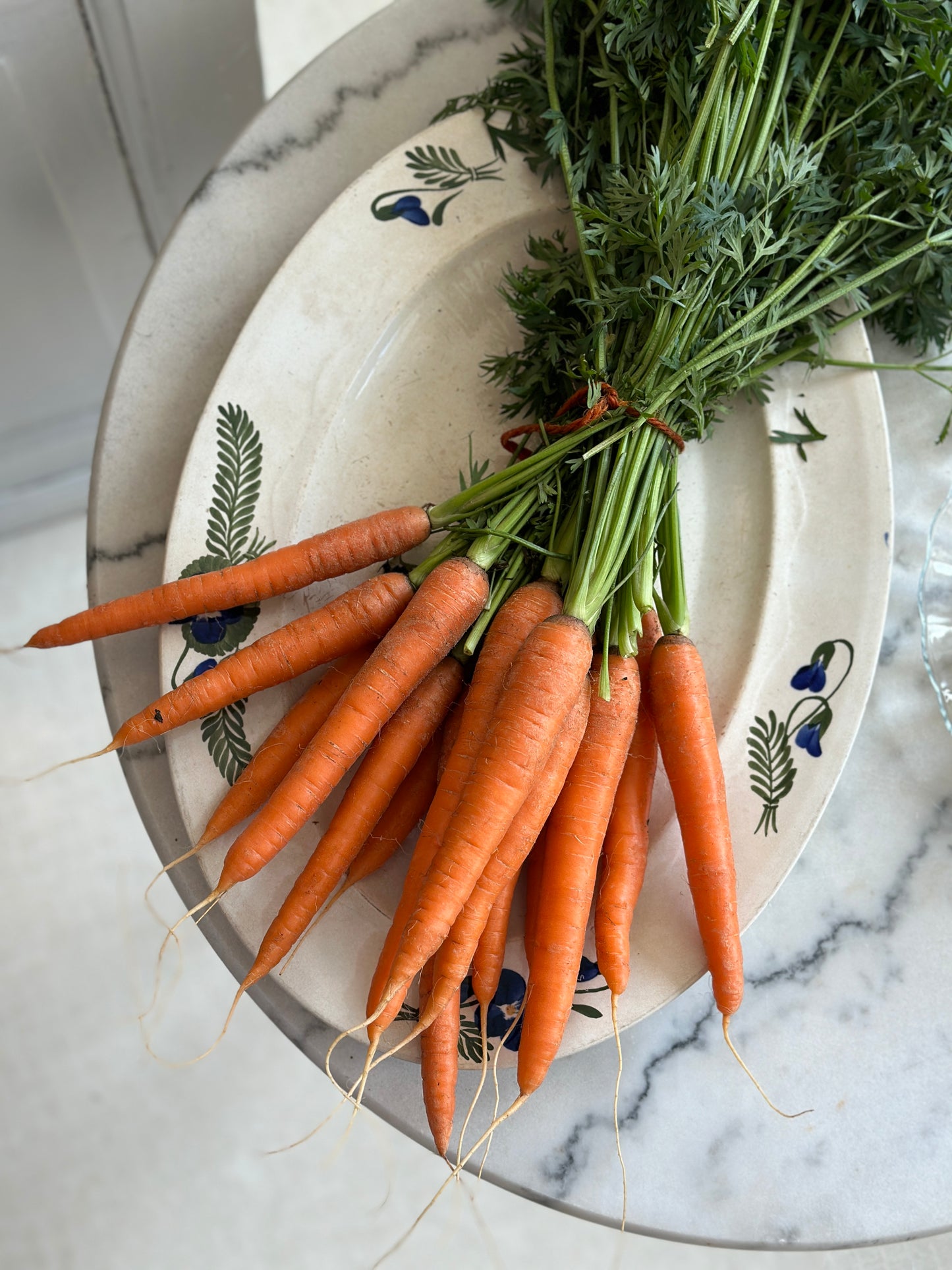 Smukkeste fad med stedmoderblomster
