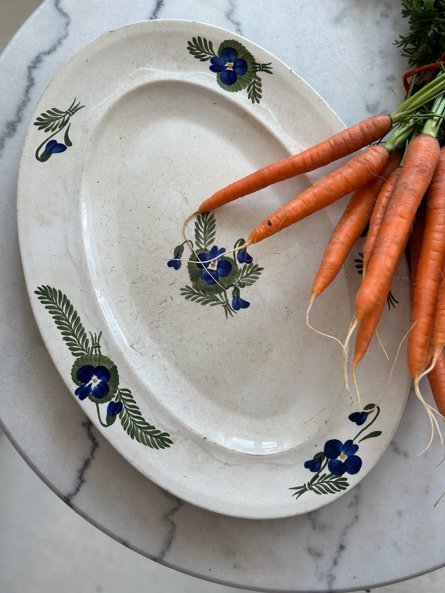 Smukkeste fad med stedmoderblomster