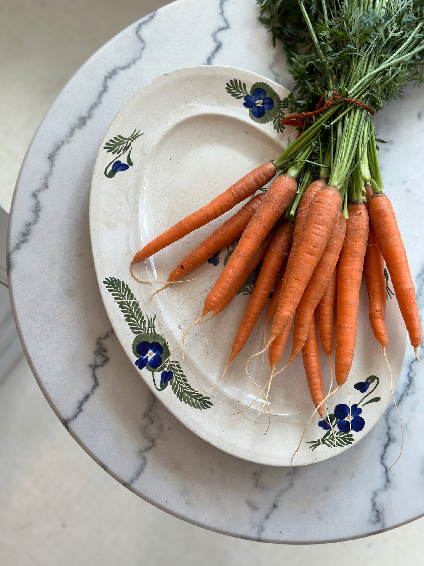 Smukkeste fad med stedmoderblomster
