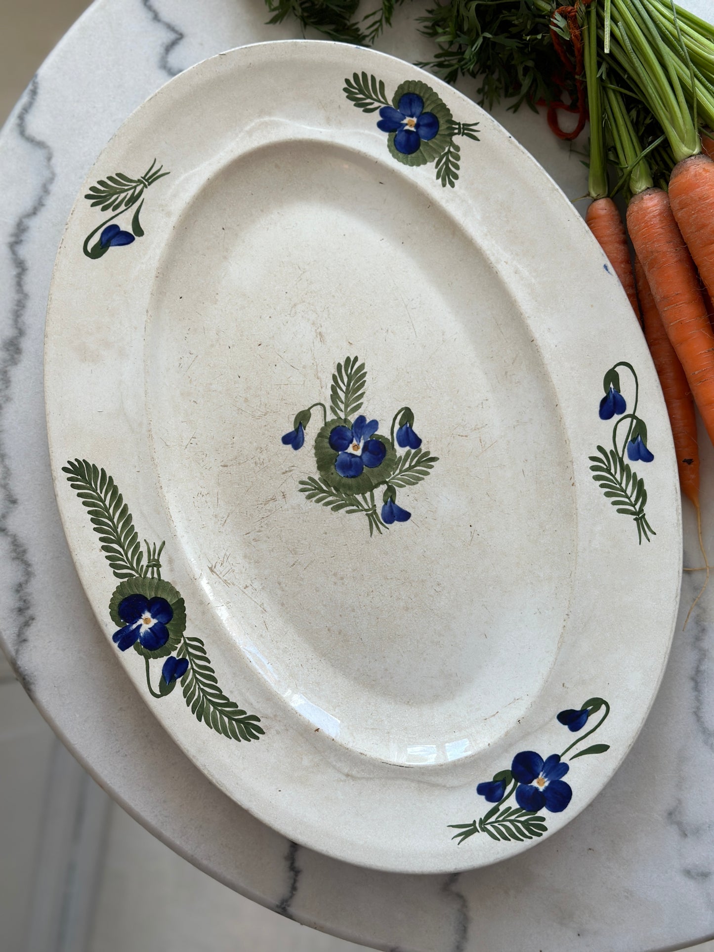 Smukkeste fad med stedmoderblomster